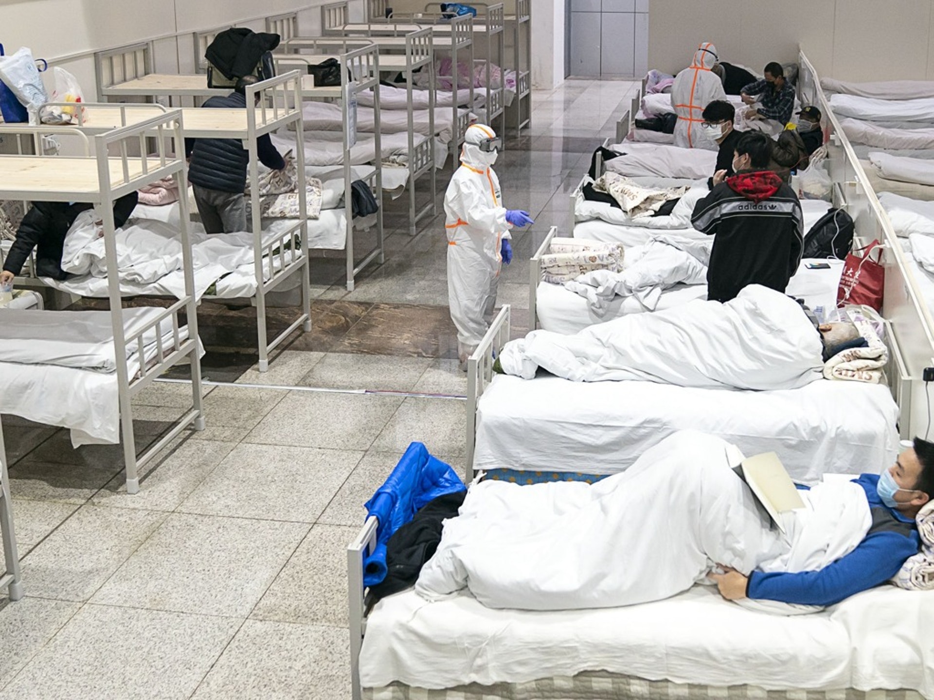 中國武漢首個方艙醫院開始收治病人。2月5日,位於武漢市江漢區武漢國際會展中心的「方艙醫院」正式啟用,開始接收新型冠狀病毒感染的肺炎輕症患者。這座「方艙醫院」名為江漢方艙醫院,牀位數1,600張。(新華社) 中國武漢首個方艙醫院開始收治病人。2月5日,位於武漢市江漢區武漢國際會展中心的「方艙醫院」正式啟用,開始接收新型冠狀病毒感染的肺炎輕症患者。這座「方艙醫院」名為江漢方艙醫院,牀位數1,600張。(新華社)