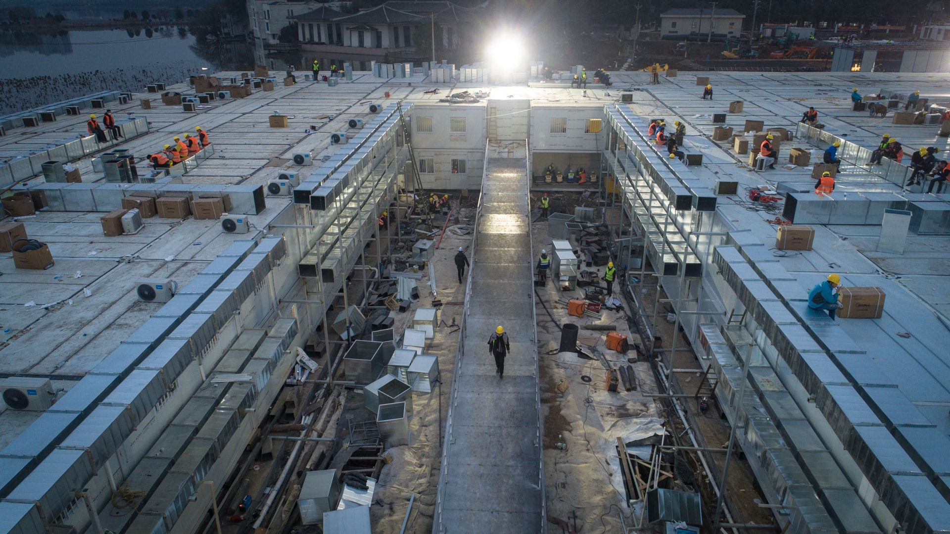 武汉“火神山”的神速进展与湖北官场在疫情初期的迟缓印证了威权体制下中国官僚唯上不唯民的心态。(新华社) 武汉“火神山”的神速进展与湖北官场在疫情初期的迟缓印证了威权体制下中国官僚唯上不唯民的心态。(新华社)