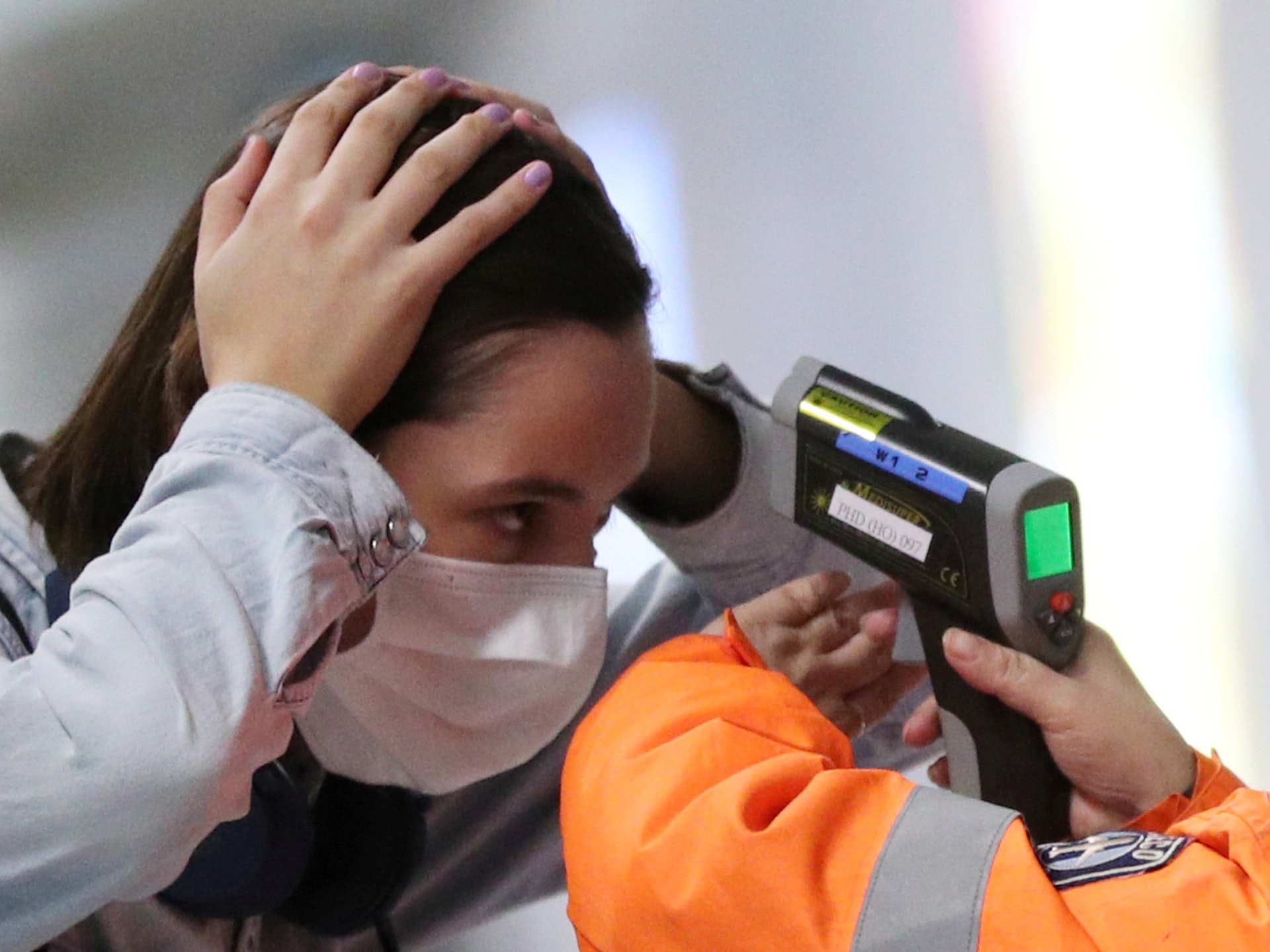 新型冠狀病毒肺炎持續擴散,圖為2月7日,一名乘客在抵達香港國際機場時接受體温檢測。(Reuters) 新型冠狀病毒肺炎持續擴散,圖為2月7日,一名乘客在抵達香港國際機場時接受體温檢測。(Reuters)