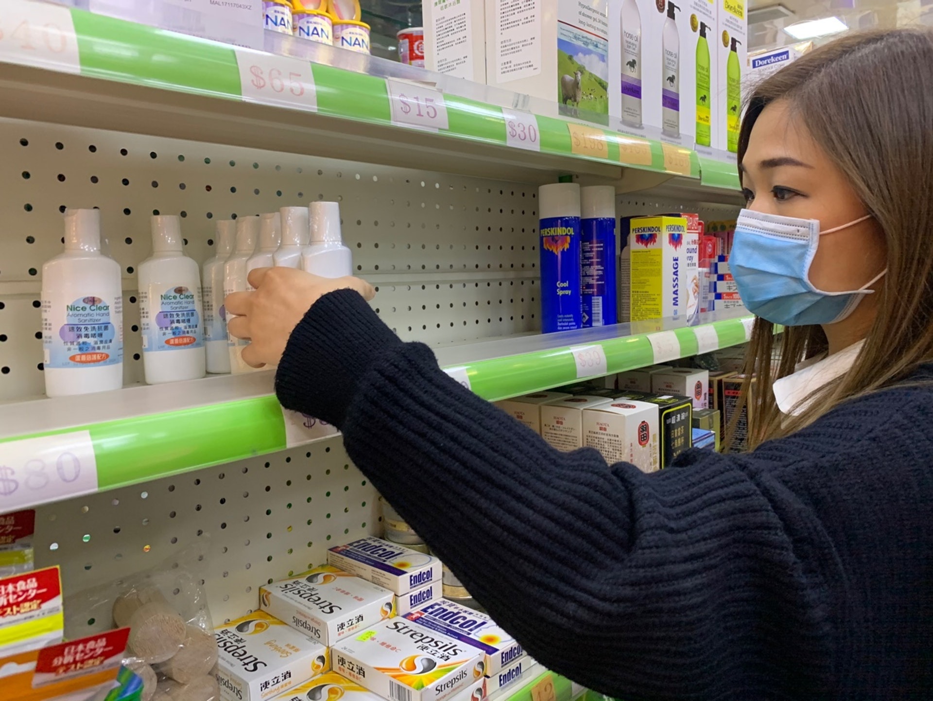 市面防護用品如口罩、消毒酒精、濕巾等用品都成為搶購對象(資料圖片) 市面防護用品如口罩、消毒酒精、濕巾等用品都成為搶購對象(資料圖片)
