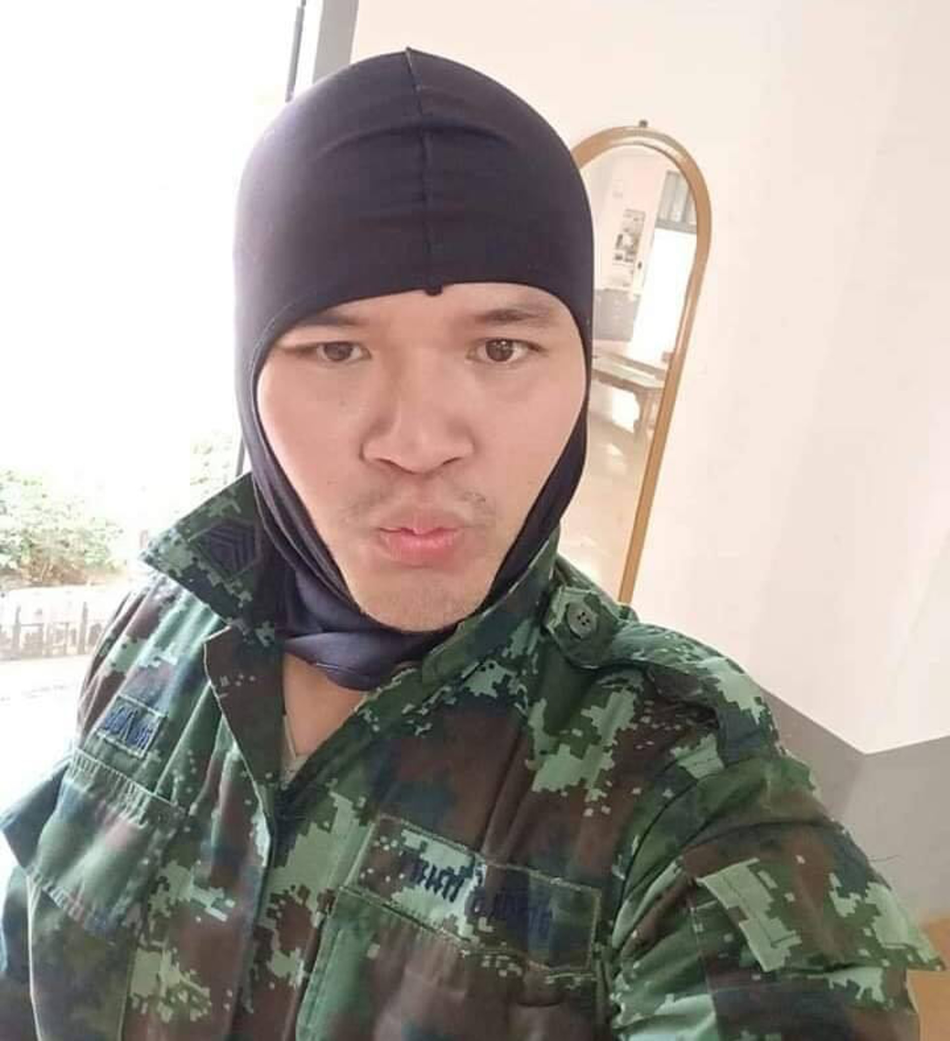 圖為疑凶身穿軍服的自拍照,暫未知拍攝日期及地點。 圖為疑凶身穿軍服的自拍照,暫未知拍攝日期及地點。