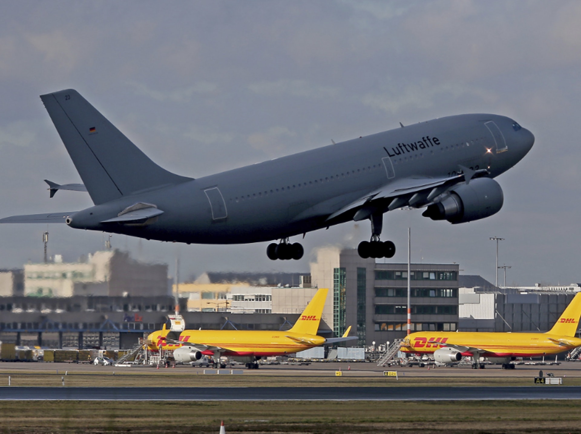 當地時間1月31日,一架隸屬於德國空軍的飛機從德國機場起飛並赴往中國武漢接回該國公民。(AP) 當地時間1月31日,一架隸屬於德國空軍的飛機從德國機場起飛並赴往中國武漢接回該國公民。(AP)