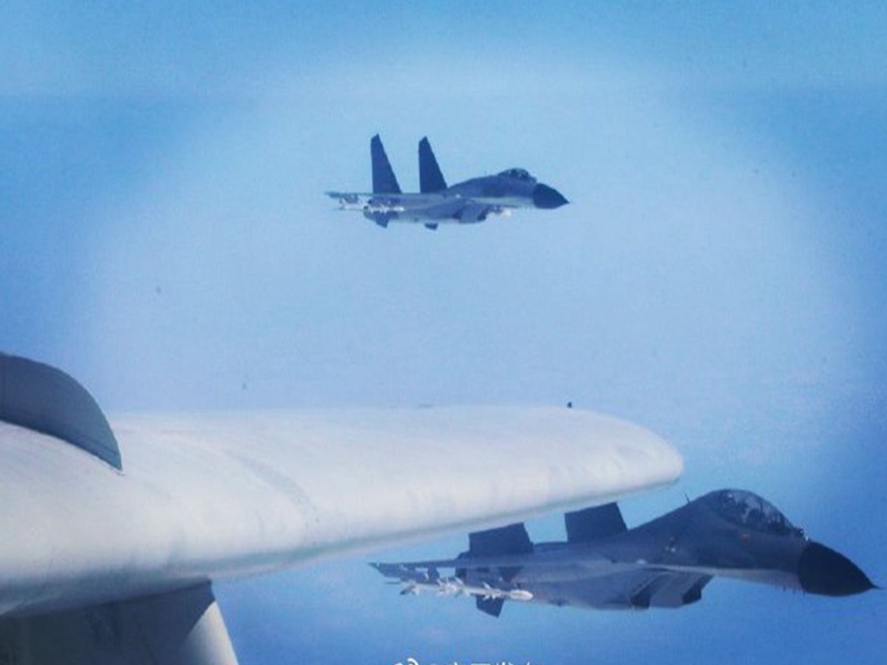 北京時間2月10日,空軍的微博公開發布了多張照片和一段17秒的視頻。(微博@空軍發布) 北京時間2月10日,空軍的微博公開發布了多張照片和一段17秒的視頻。(微博@空軍發布)