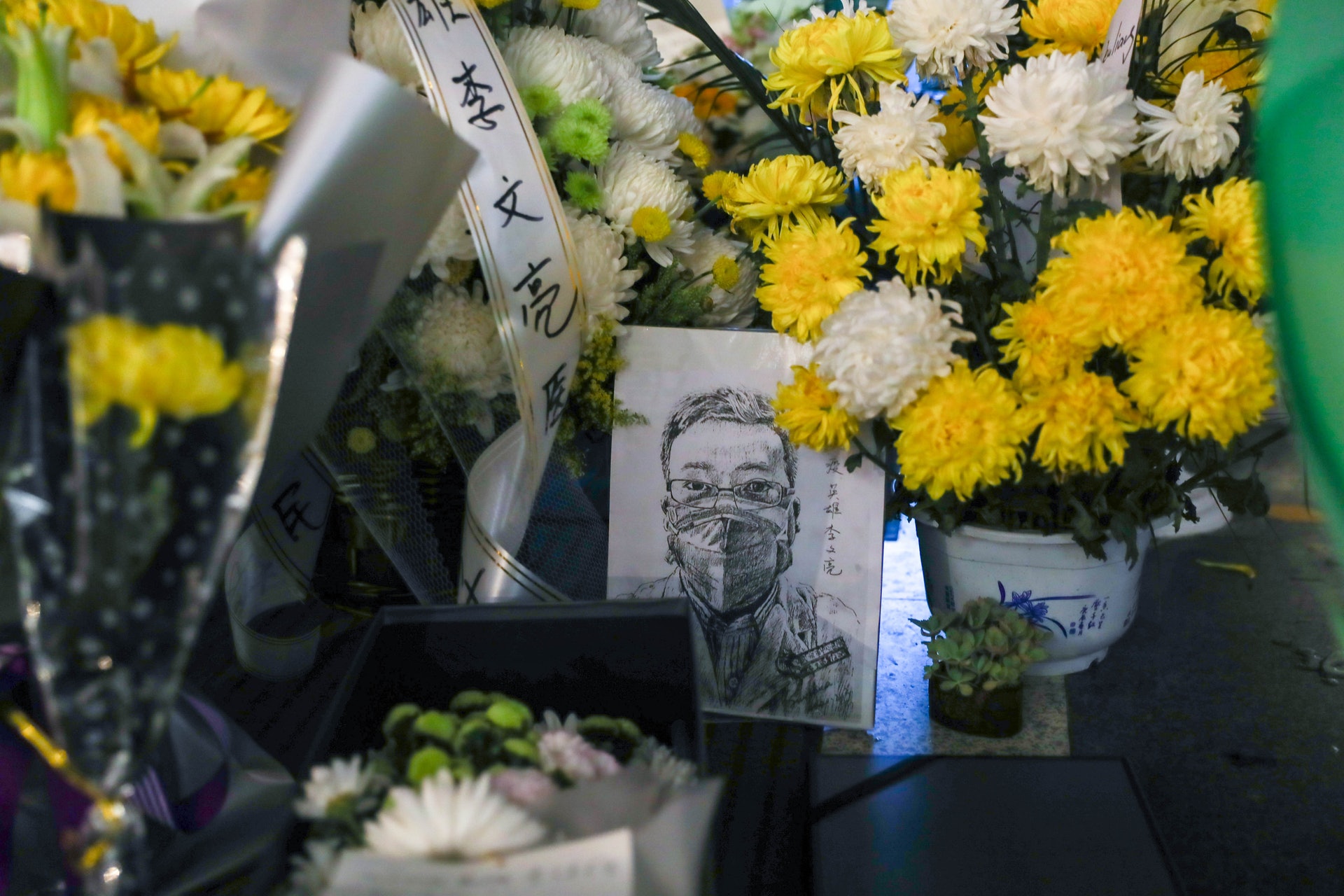 武漢市人社局認定,李文亮的死亡屬於工作傷害,將一次性賠償約82萬元人民幣。(中新社) 武漢市人社局認定,李文亮的死亡屬於工作傷害,將一次性賠償約82萬元人民幣。(中新社)