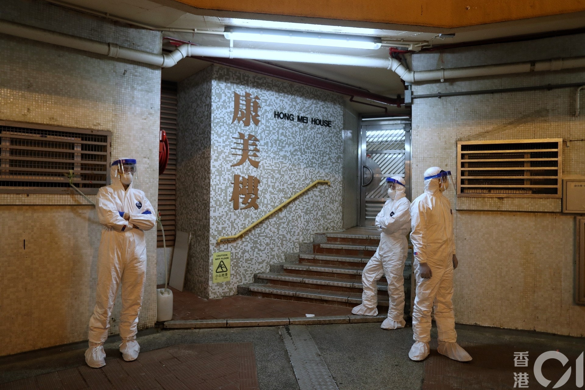 2月11日凌晨,政府安排康美樓07室住戶撤離。(曾梓洋攝) 2月11日凌晨,政府安排康美樓07室住戶撤離。(曾梓洋攝)