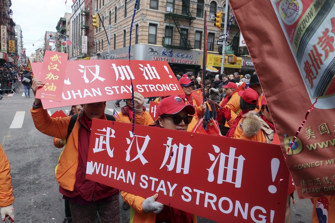 武漢肺炎各國疫情:2月9日,紐約市民在慶祝農曆新年的遊行中高舉為武漢聲援的標語。(AP) 武漢肺炎各國疫情:2月9日,紐約市民在慶祝農曆新年的遊行中高舉為武漢聲援的標語。(AP)