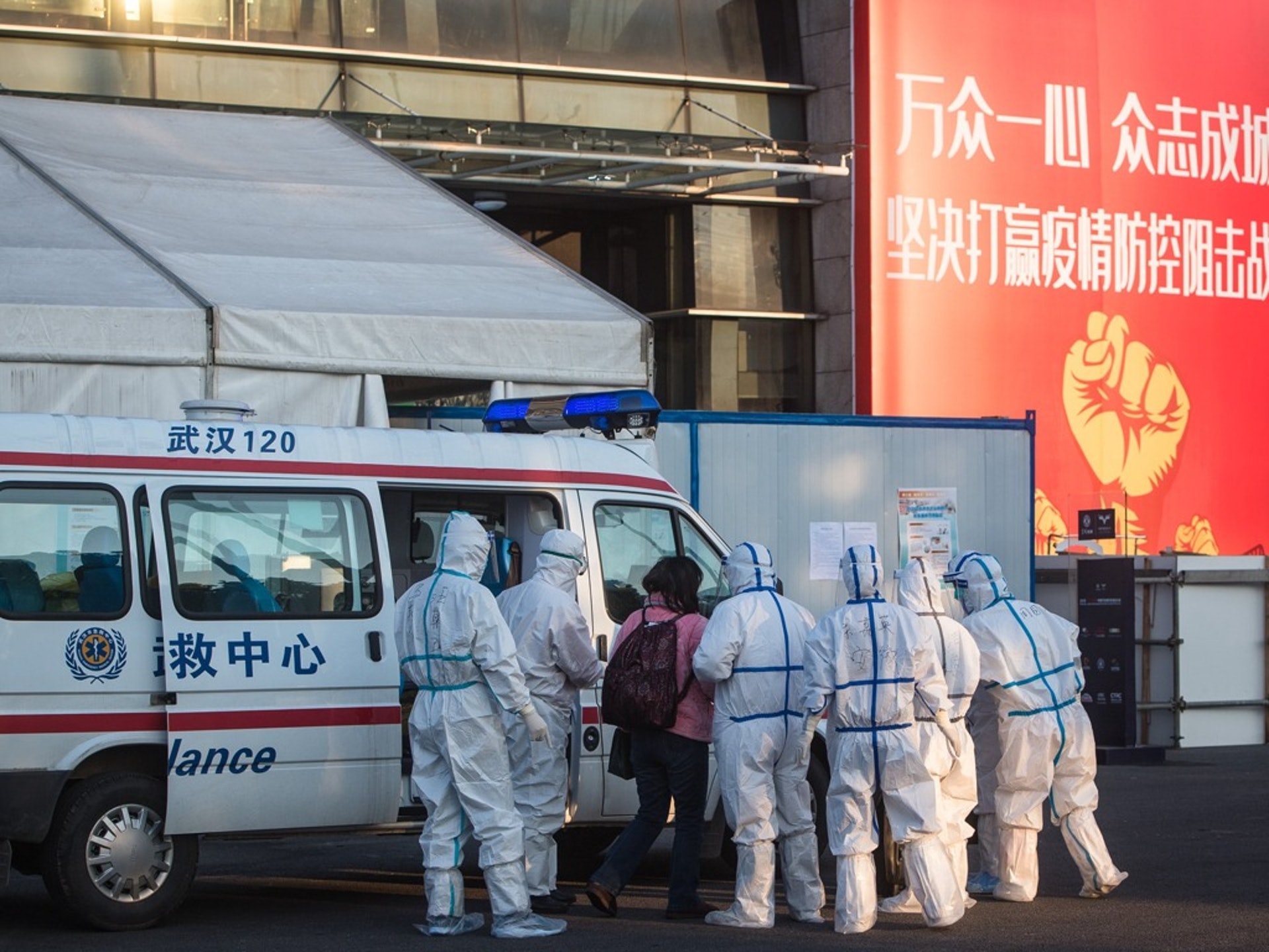 2月12日,醫護人員將患者送入武漢體育中心方艙醫院。當日下午,位於武漢體育中心的方艙醫院正式啟用。(新華社) 2月12日,醫護人員將患者送入武漢體育中心方艙醫院。當日下午,位於武漢體育中心的方艙醫院正式啟用。(新華社)