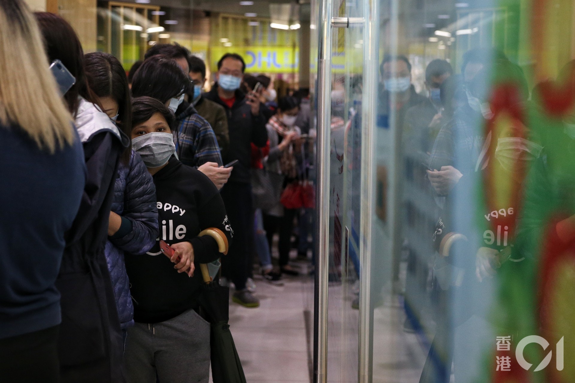 武漢肺炎在港肆虐,不少市民連日到連鎖日用品店排隊買口罩。(梁鵬威攝)