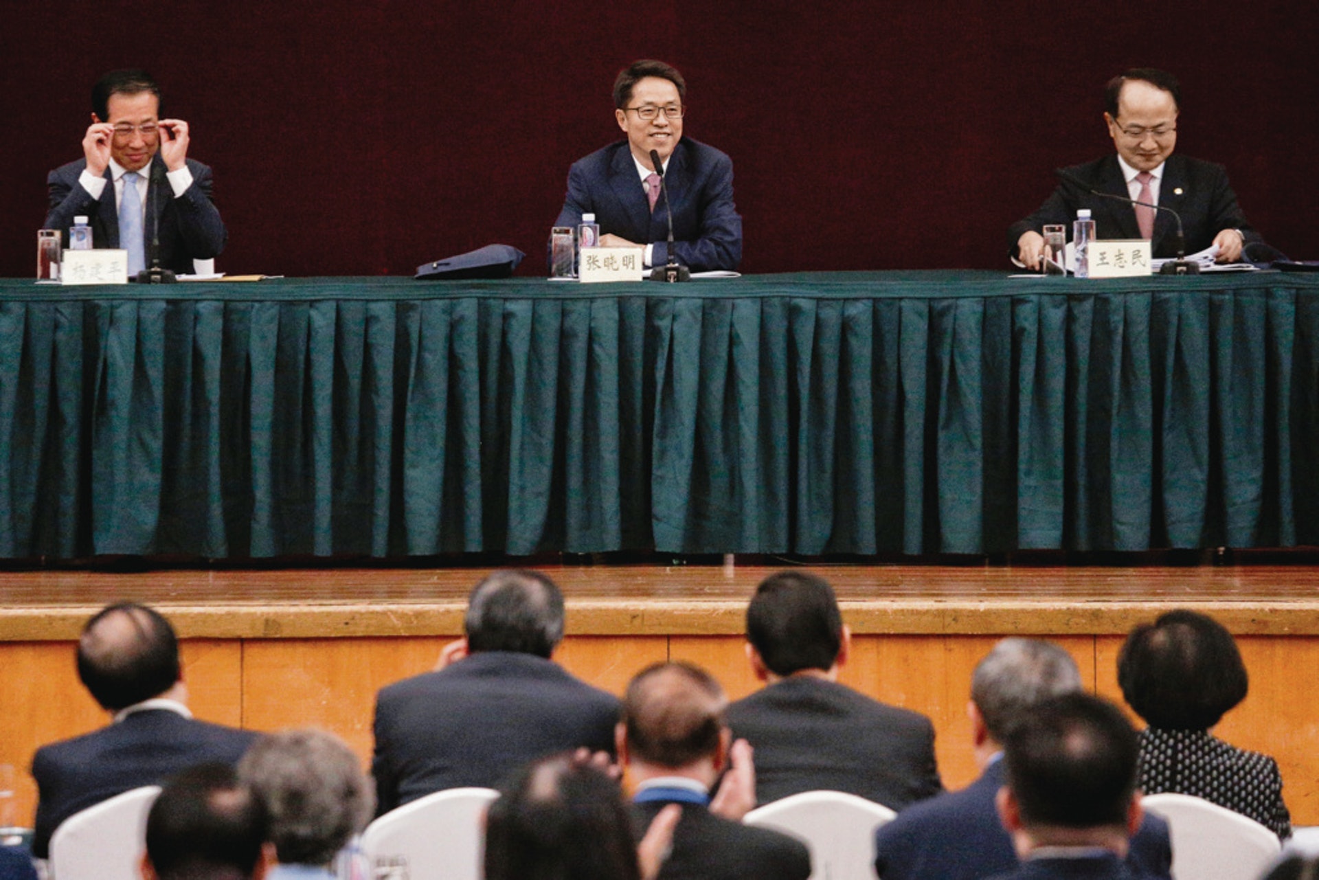 港澳體系出現「大地震」,王志民(右一)及張曉明(中)先後被免去香港中聯辦主任及港澳辦主任的職務。(資料圖片/張浩維攝) 港澳體系出現「大地震」,王志民(右一)及張曉明(中)先後被免去香港中聯辦主任及港澳辦主任的職務。(資料圖片/張浩維攝)