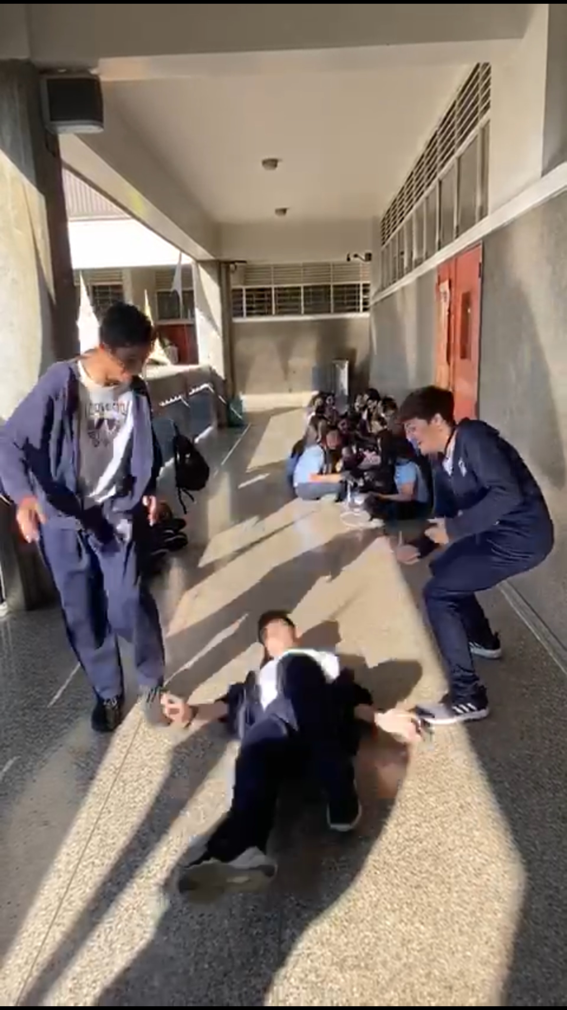 近日抖音興起「破顱者挑戰」(Skull breaker Challenge)。(影片截圖) 近日抖音興起「破顱者挑戰」(Skull breaker Challenge)。(影片截圖)