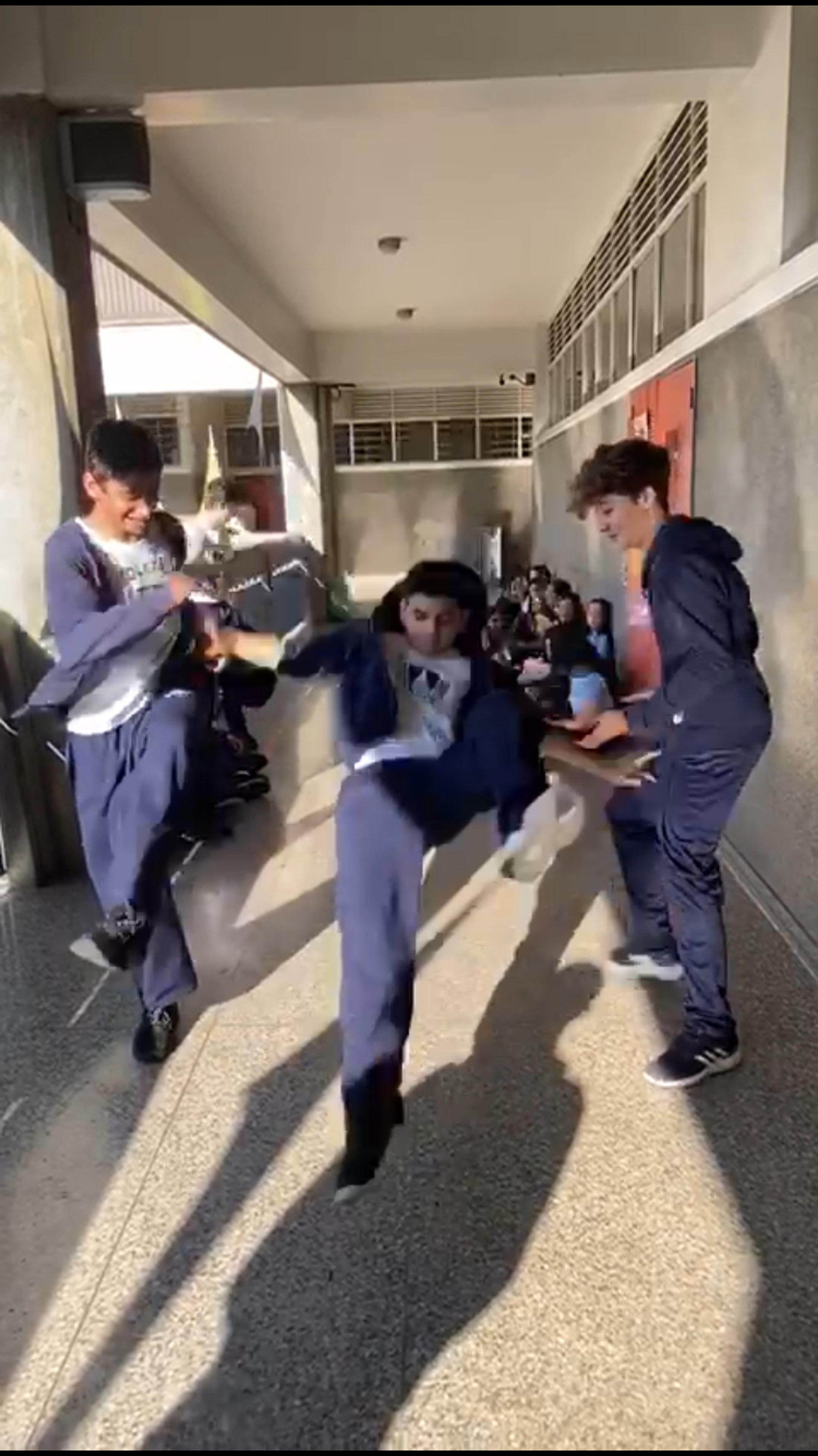 近日抖音興起「破顱者挑戰」(Skull breaker Challenge)。(影片截圖) 近日抖音興起「破顱者挑戰」(Skull breaker Challenge)。(影片截圖)