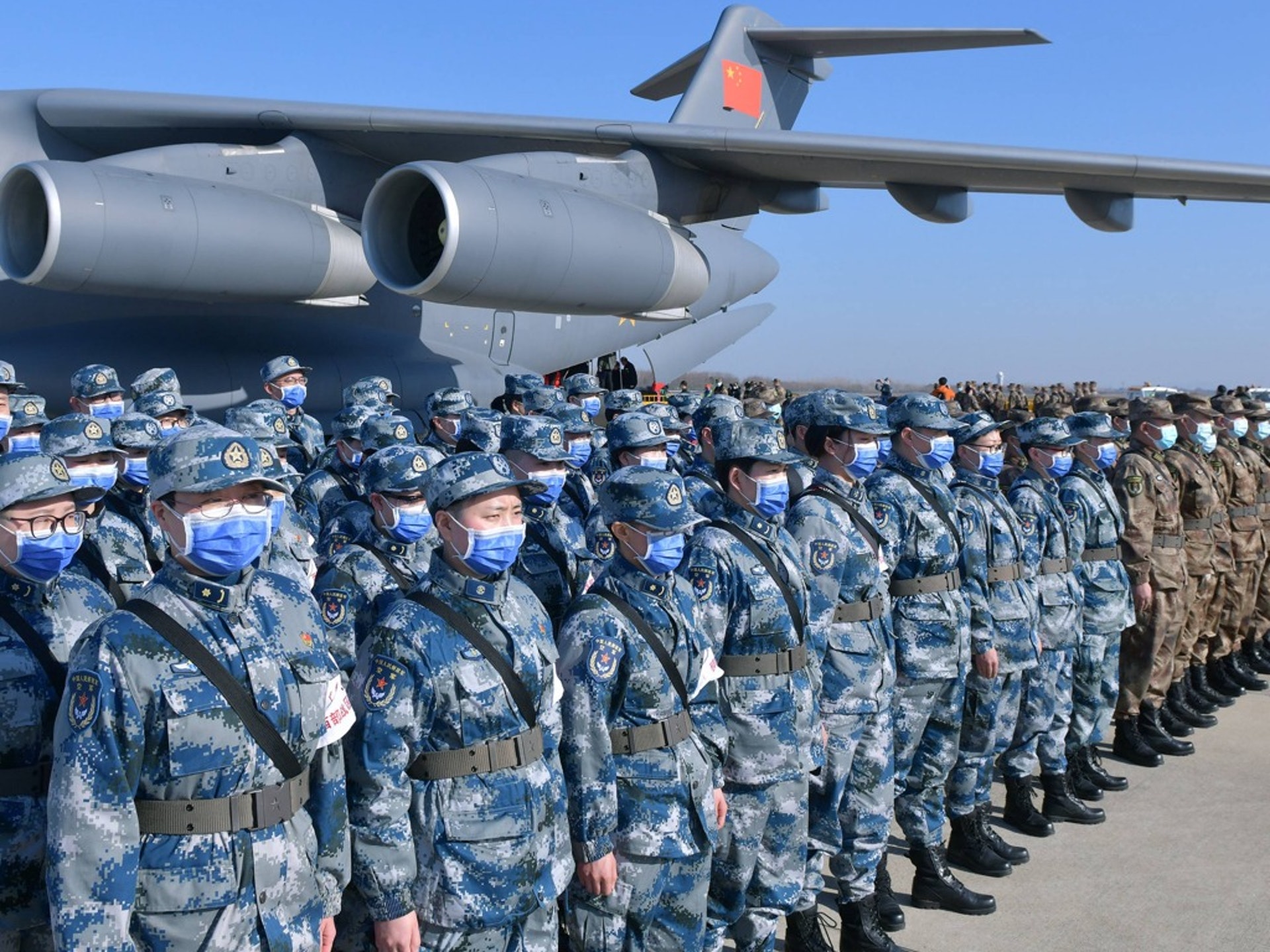 中國空軍2月17日出動包括國產運-20在內的3型8架運輸機第四次向武漢空運676名軍隊支援湖北醫療隊隊員和一批醫療物資。(新華社) 中國空軍2月17日出動包括國產運-20在內的3型8架運輸機第四次向武漢空運676名軍隊支援湖北醫療隊隊員和一批醫療物資。(新華社)