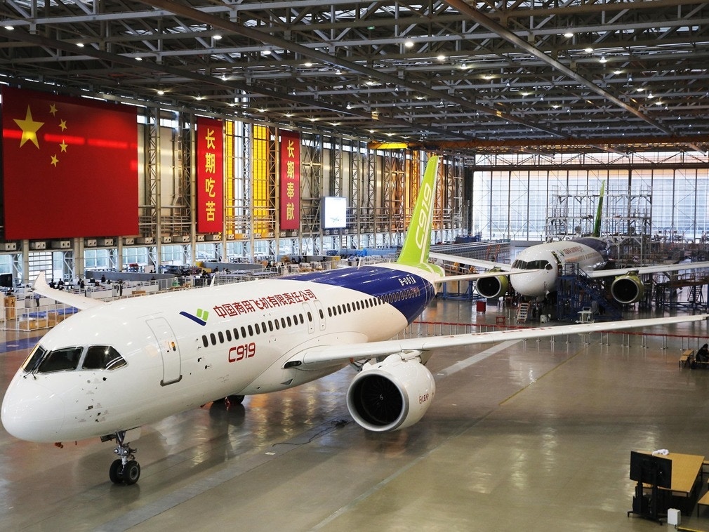 2017年11月8日,兩架C919停留在中國商飛上海飛機製造有限公司浦東基地內。(視覺中國) 2017年11月8日,兩架C919停留在中國商飛上海飛機製造有限公司浦東基地內。(視覺中國)