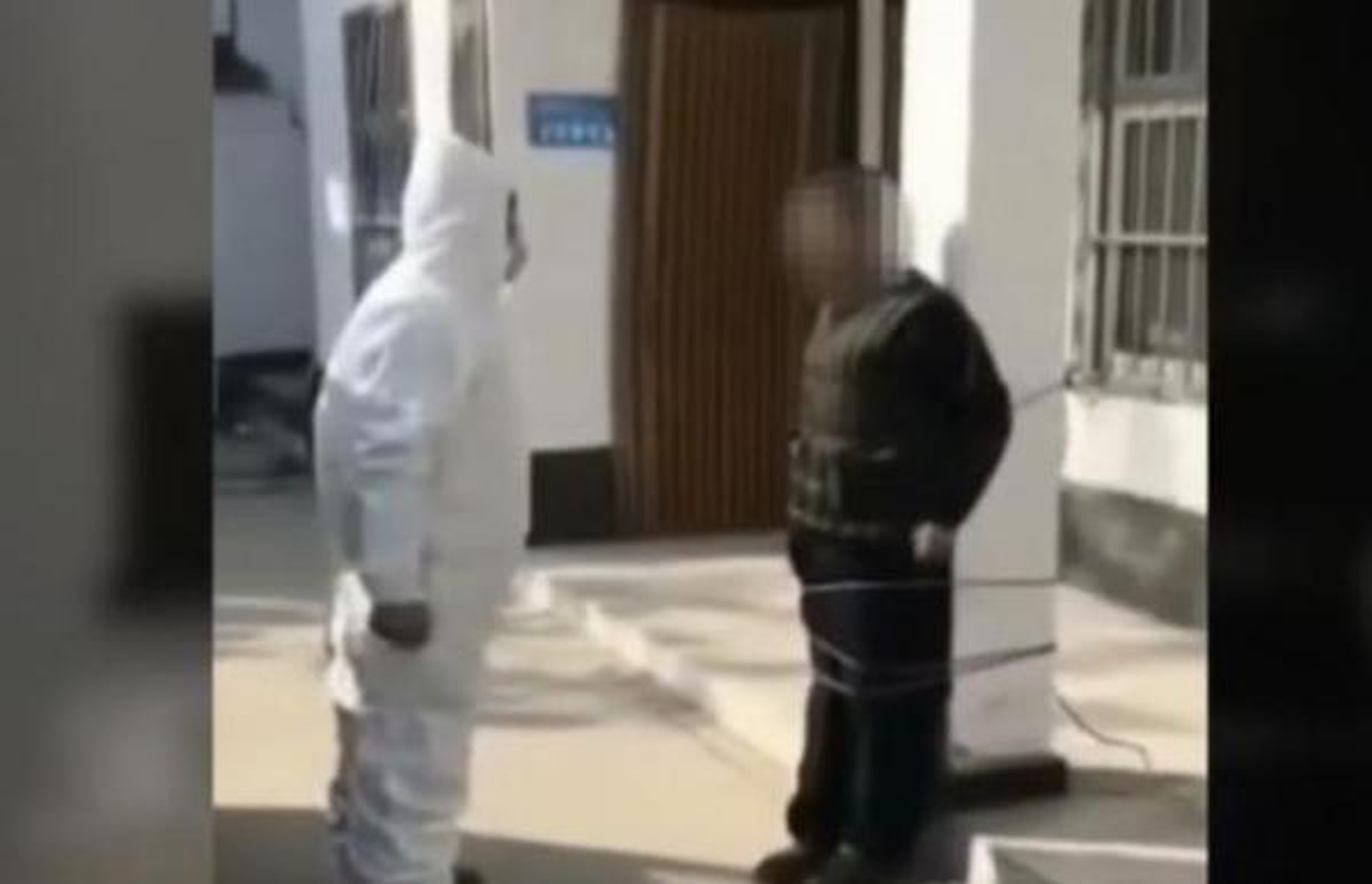 河南一村民因未戴口罩被捆在牆柱訓斥。(網傳視頻截圖) 河南一村民因未戴口罩被捆在牆柱訓斥。(網傳視頻截圖)