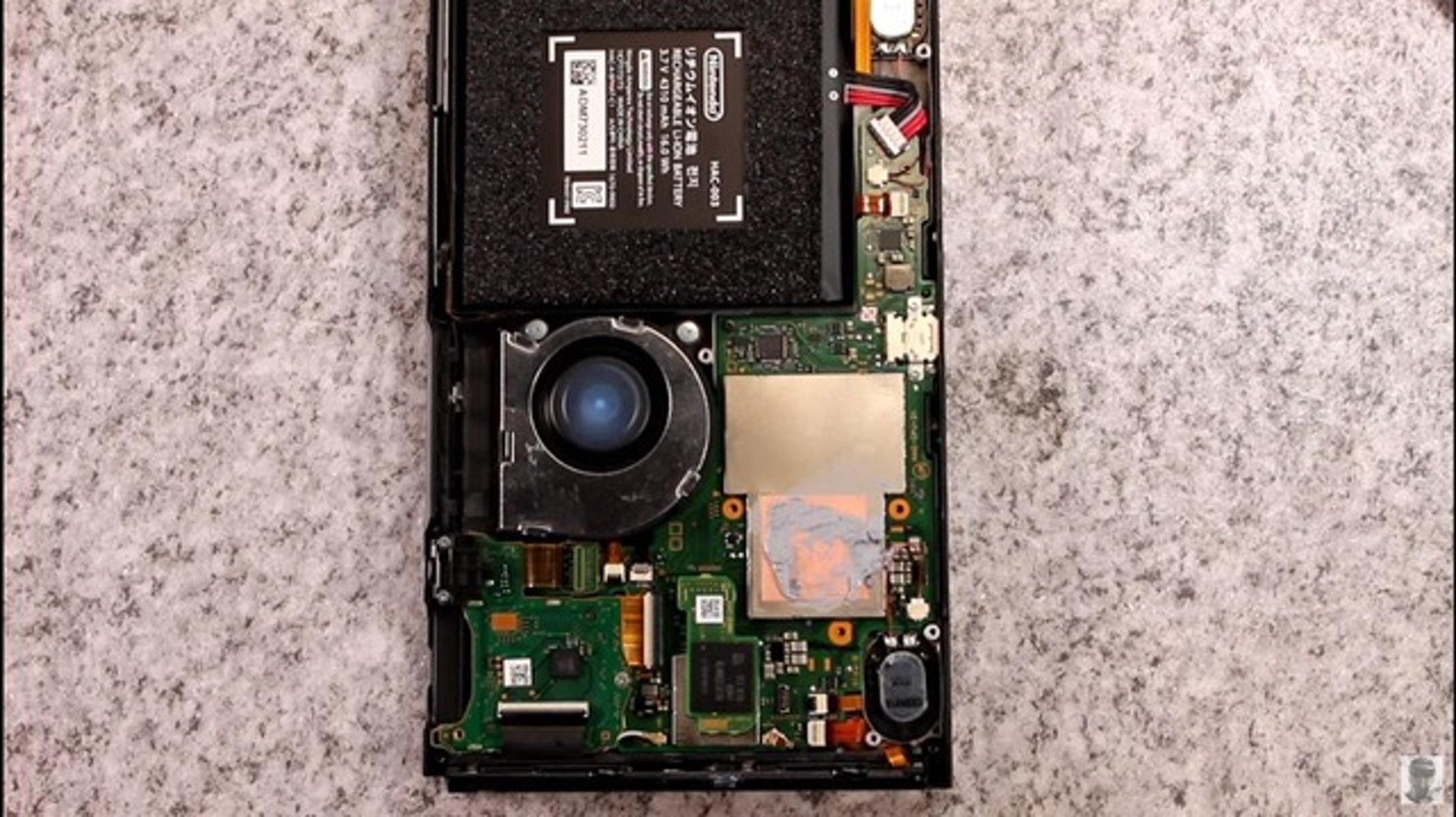 拆走問題晶片,散熱扇即時轉動。 拆走問題晶片,散熱扇即時轉動。