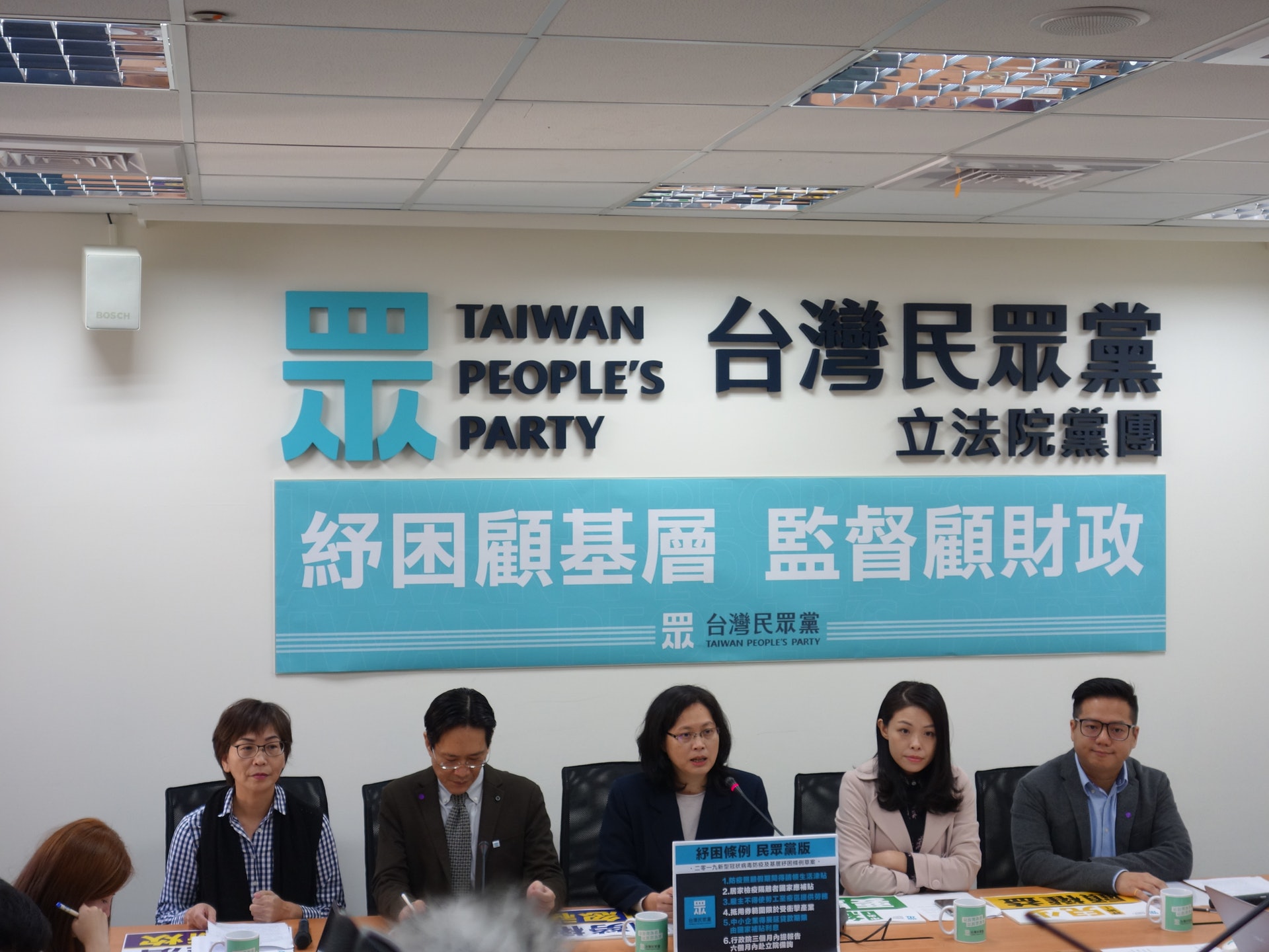 為降低疫情對於台灣經濟的影響,台灣民眾黨也提出發放每人新台幣一千元的抵用券,希望能確實協助受這波疫情衝擊的企業。(譚英瑛/多維新聞) 為降低疫情對於台灣經濟的影響,台灣民眾黨也提出發放每人新台幣一千元的抵用券,希望能確實協助受這波疫情衝擊的企業。(譚英瑛/多維新聞)