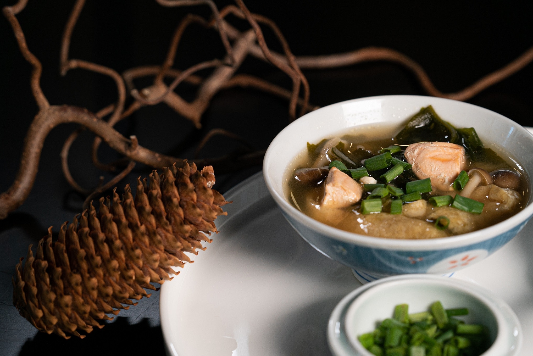 三文魚豆腐海帶湯食譜，以味噌做湯底，毋須下鹽，營養豐富又美味。