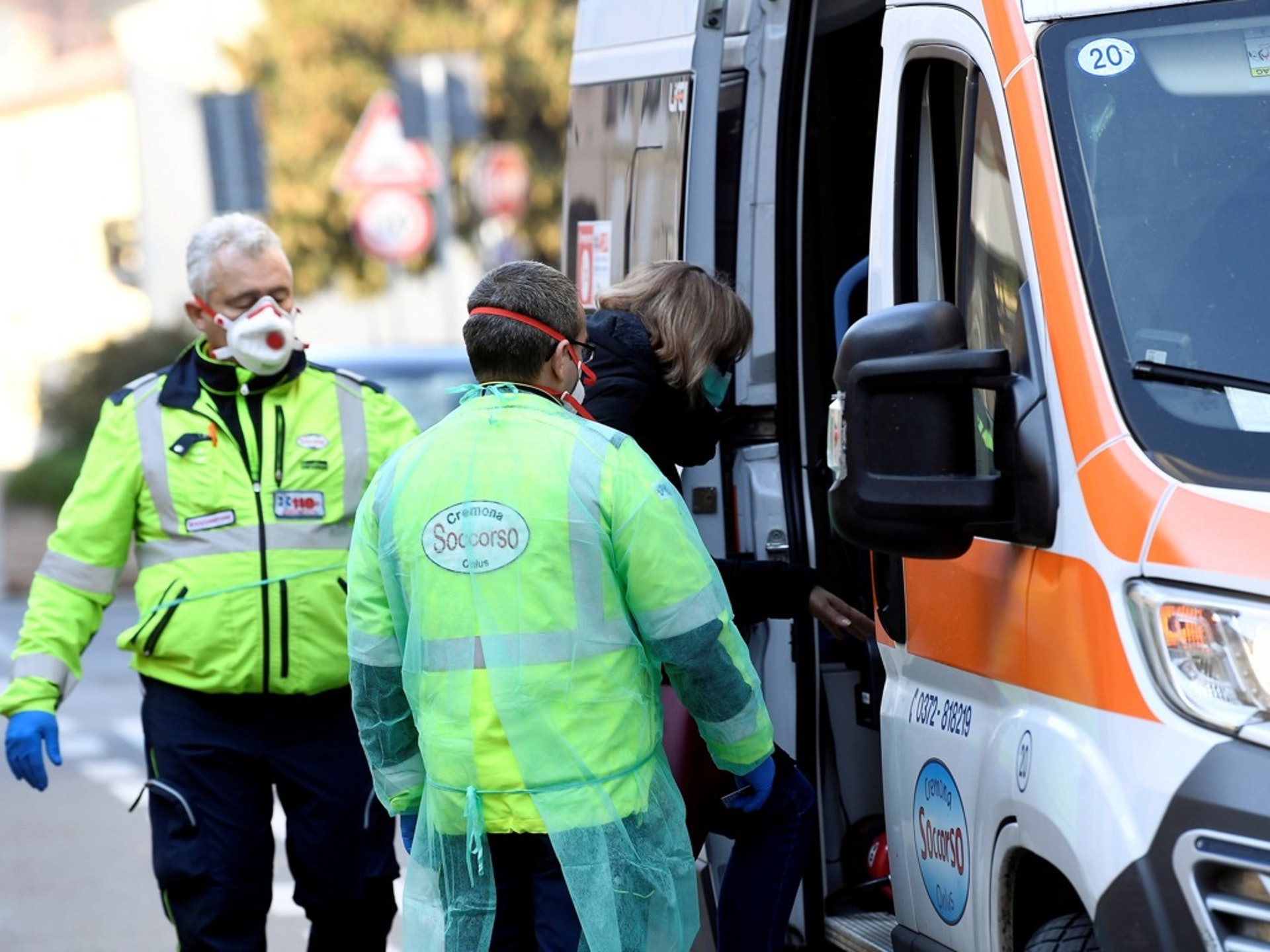 2月22日，在意大利北部的Casalpusterlengo，一名疑似新型冠状病毒患者被带上救护车。（Reuters）
