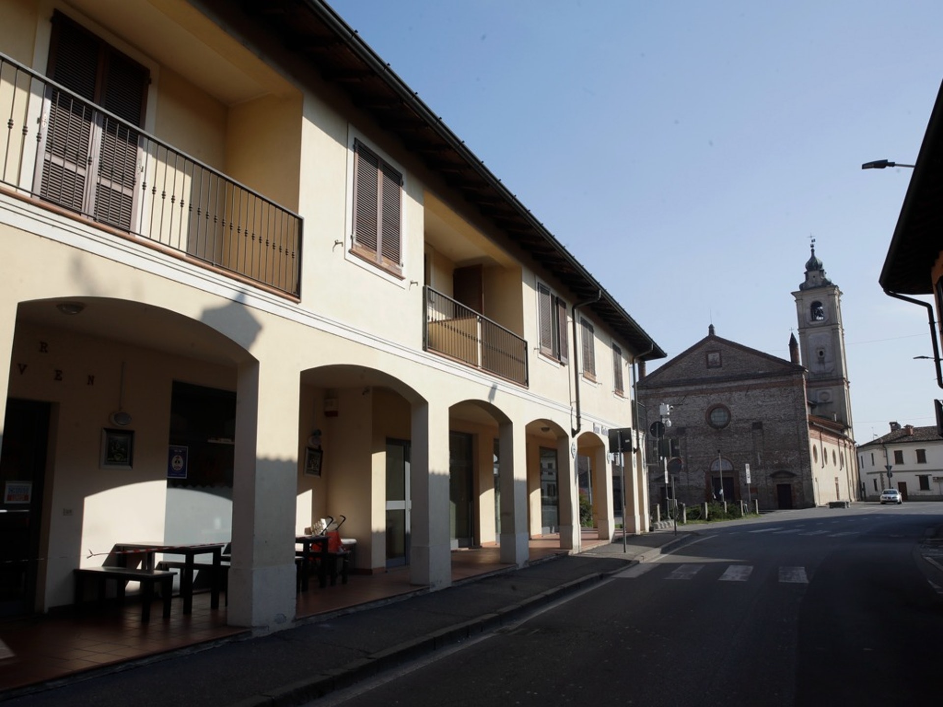 2月22日，封锁消息发布后，意大利北部Castiglione d'Adda空旷的街道。（AP）