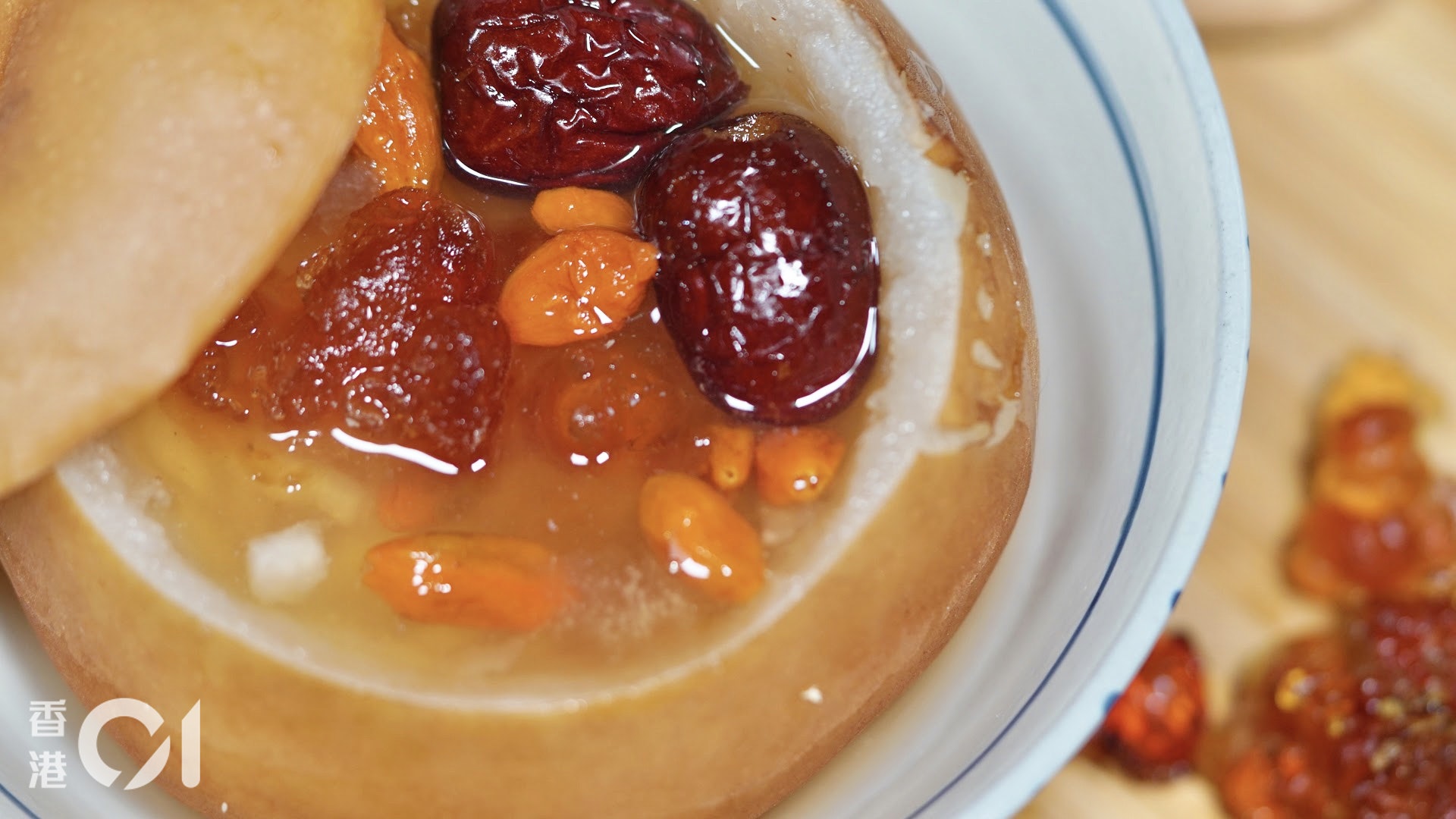 甜品食譜 冰糖燉梨配紅棗桃膠潤肺美顏30分鐘電飯煲煮夠簡單 香港01 教煮