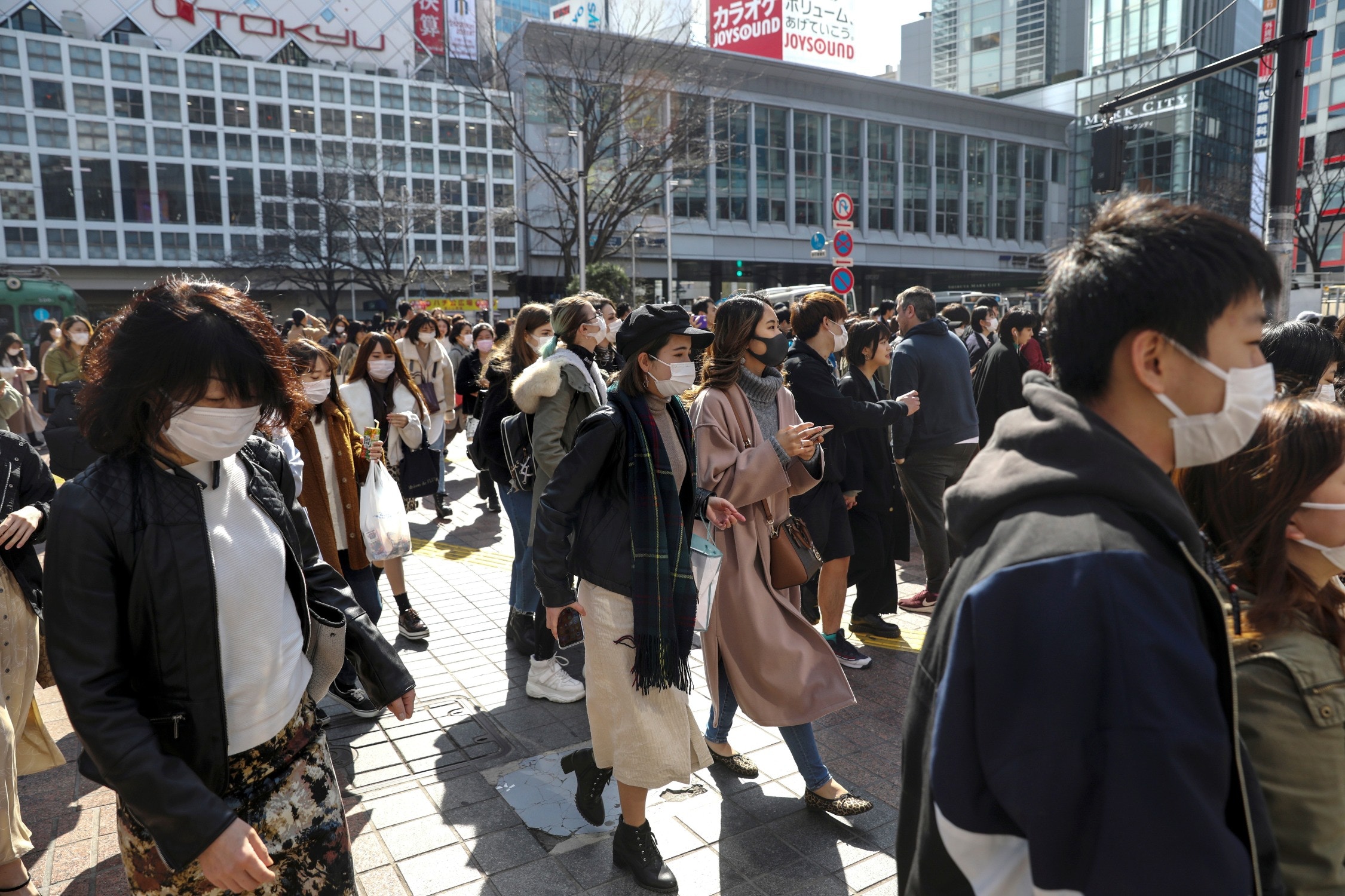 在東京池袋的街上，途人都帶上了口罩。（Reuters）