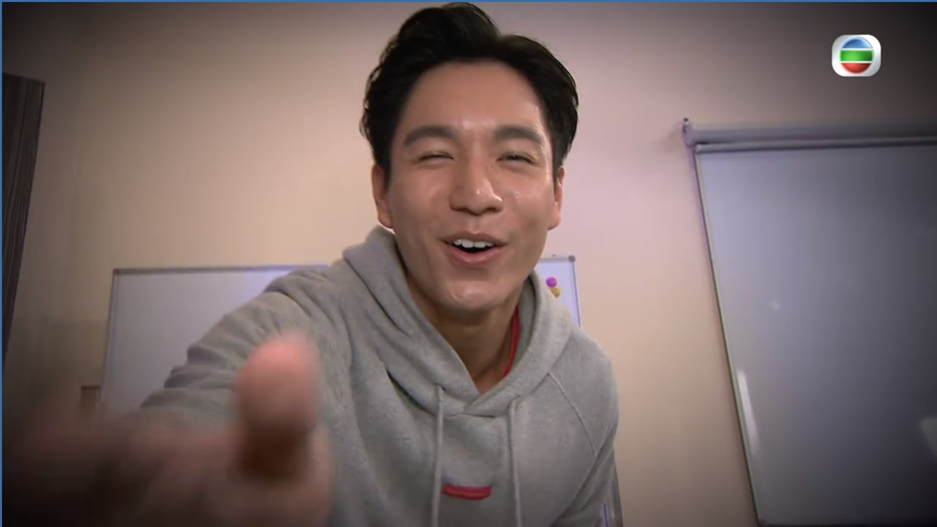 另一角色嘗試觸摸導盲犬。(電視截圖) 另一角色嘗試觸摸導盲犬。(電視截圖)