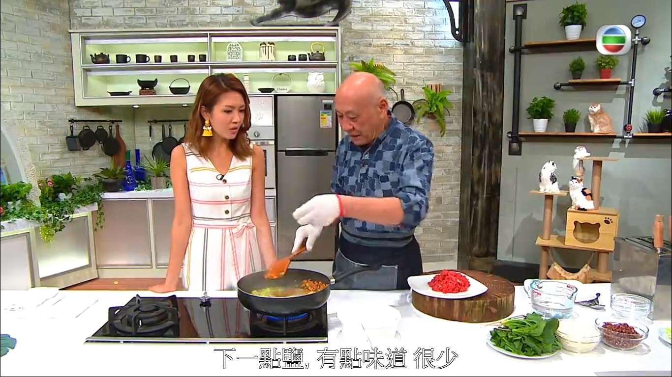 鼎爺建議煮食時可以放一點鹽,為食物添點味道。(節目截圖) 鼎爺建議煮食時可以放一點鹽,為食物添點味道。(節目截圖)