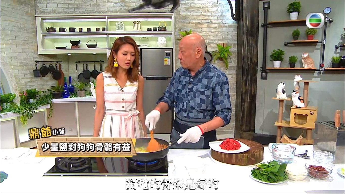 更指曾諮詢獸醫,鹽分而對骨架有益。(節目截圖) 更指曾諮詢獸醫,鹽分而對骨架有益。(節目截圖)