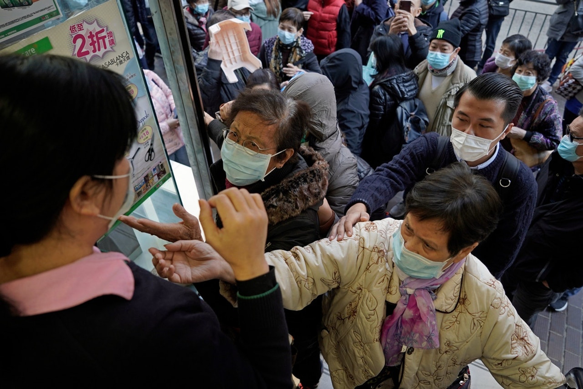 疫情也帶來恐懼,台灣民眾紛紛瘋搶口罩,也成為政府分配的難題。(AP) 疫情也帶來恐懼,台灣民眾紛紛瘋搶口罩,也成為政府分配的難題。(AP)