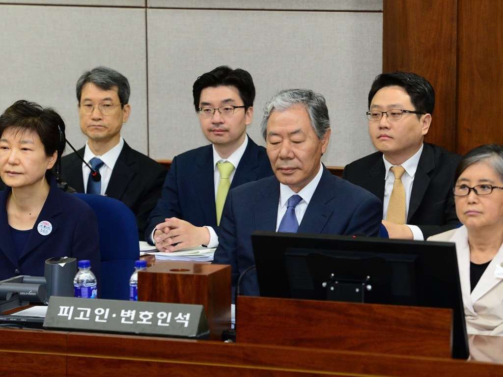圖為2017年5月23日韓國前總統朴槿惠與崔順實在首爾中央地方法院出席庭審。（新華社）