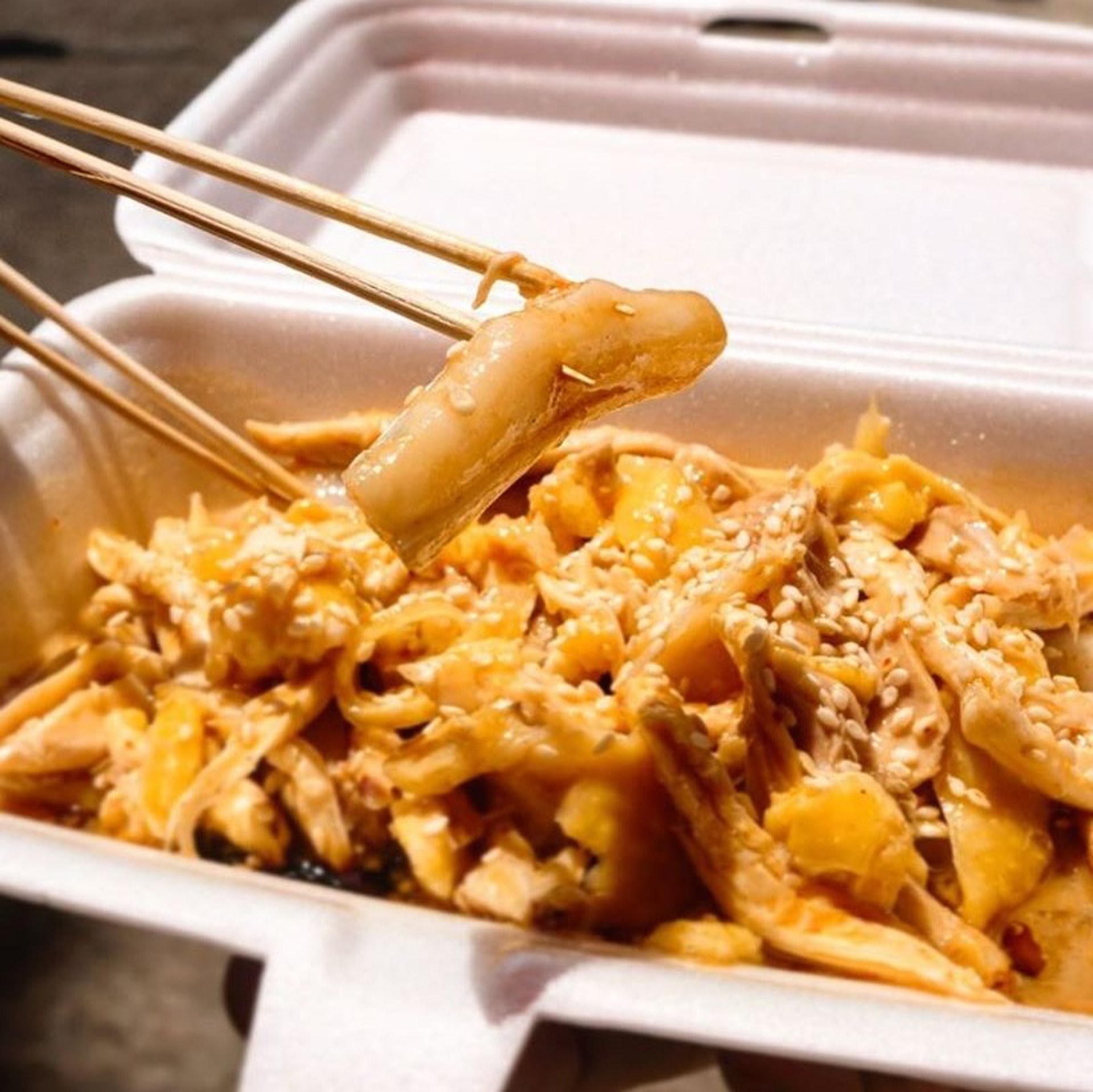 華輝小食:招牌手撕雞腸粉($35)有原味及7種辣度選擇。(ig @ food_stoppp) 華輝小食:招牌手撕雞腸粉($35)有原味及7種辣度選擇。(ig @ food_stoppp)