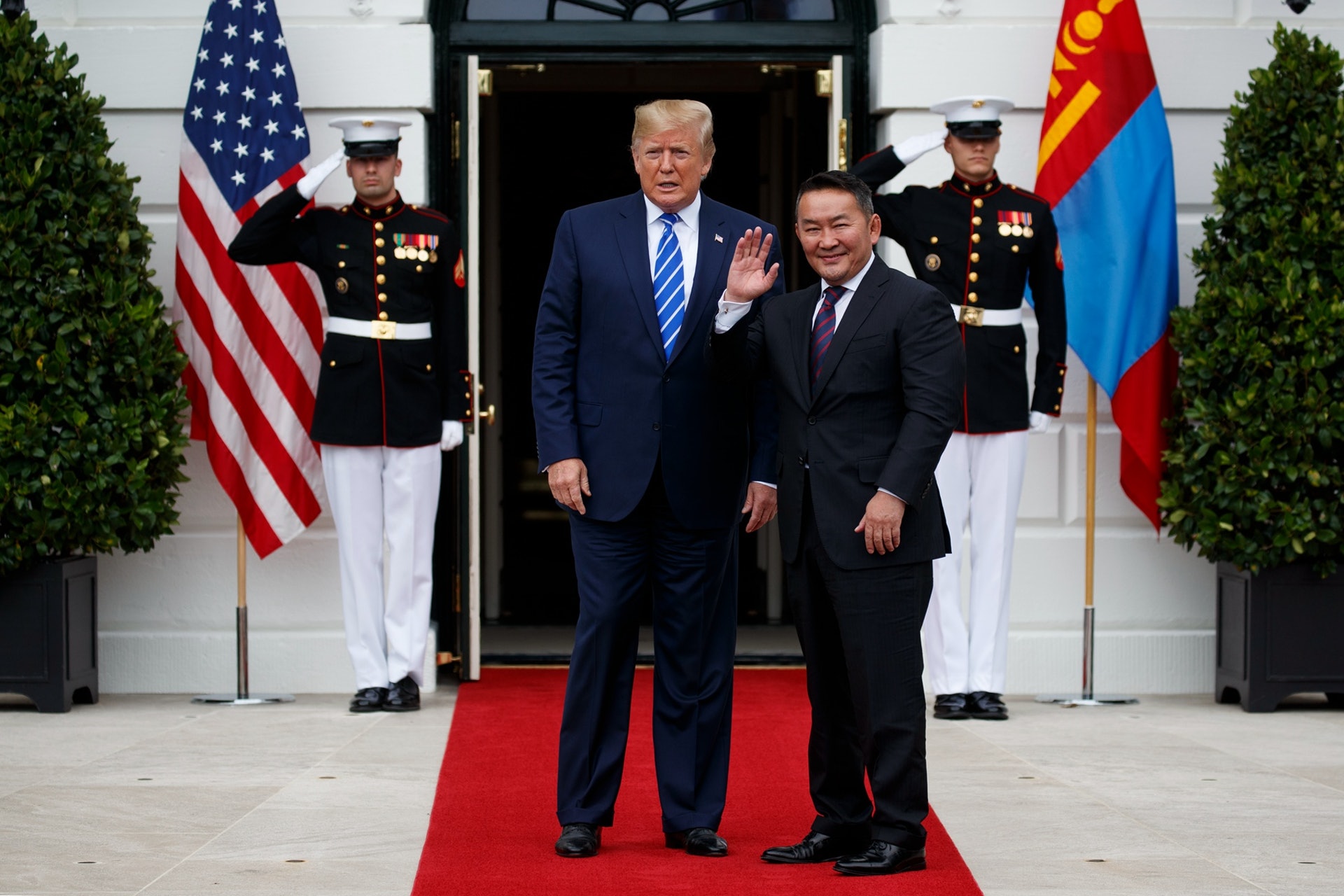 美國使出千方百計,試圖擺脱對中國的稀土依賴。圖為2019年7月31日,美國總統特朗普會見到訪的蒙古國總統巴特圖勒嘎。特朗普與蒙古領導人討論在蒙古投資稀土礦產的事宜。(AP) 美國使出千方百計,試圖擺脱對中國的稀土依賴。圖為2019年7月31日,美國總統特朗普會見到訪的蒙古國總統巴特圖勒嘎。特朗普與蒙古領導人討論在蒙古投資稀土礦產的事宜。(AP)