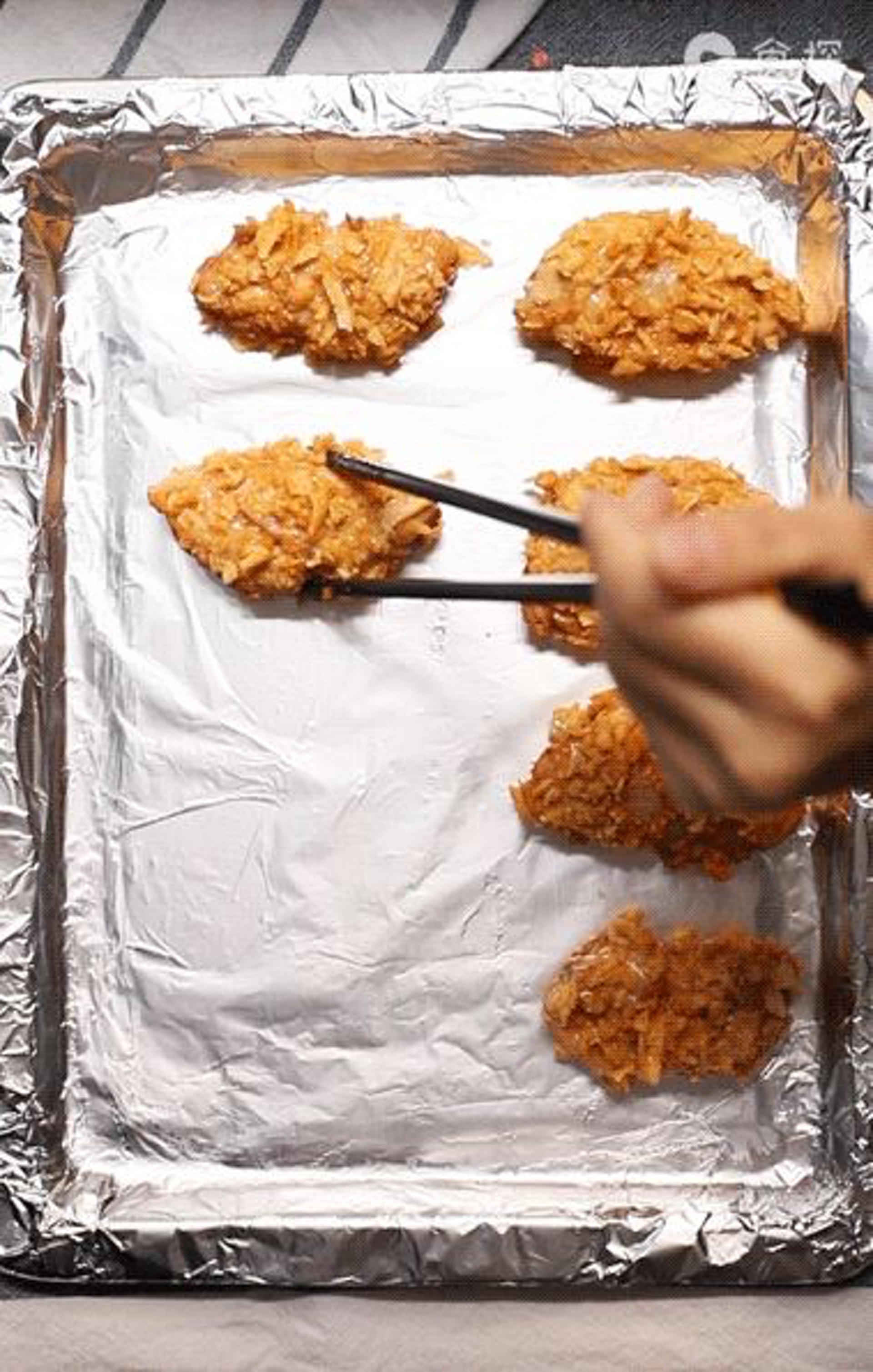 烤盤鋪上一張錫紙就把雞翼擺放好，烤箱提前預熱5分鐘，放入雞翼180度烤25分鐘。（食探授權使用）