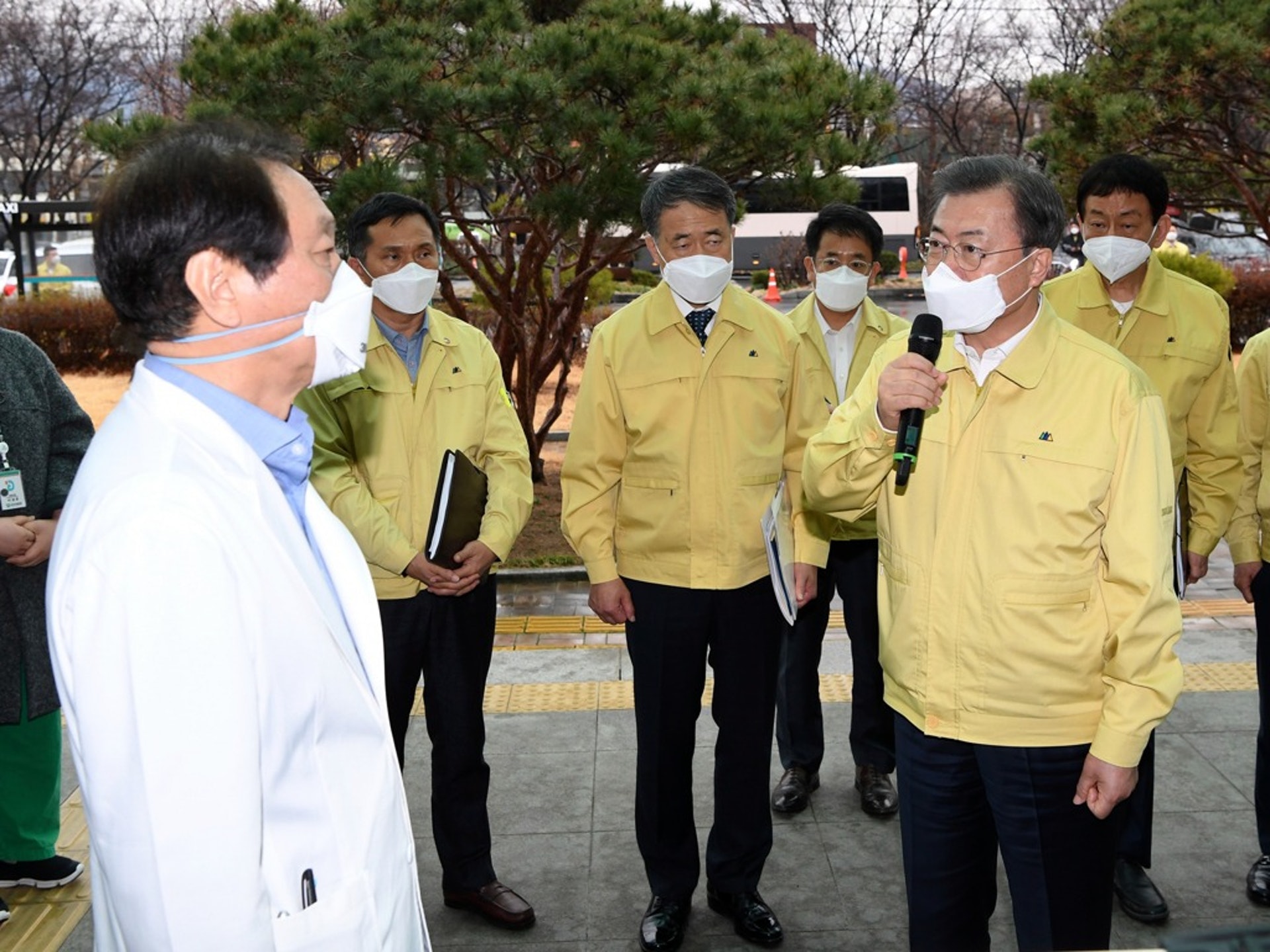 2月25日,韓國總統文在寅(右)與大邱醫療中心院長尤萬植談話。(AP) 2月25日,韓國總統文在寅(右)與大邱醫療中心院長尤萬植談話。(AP)