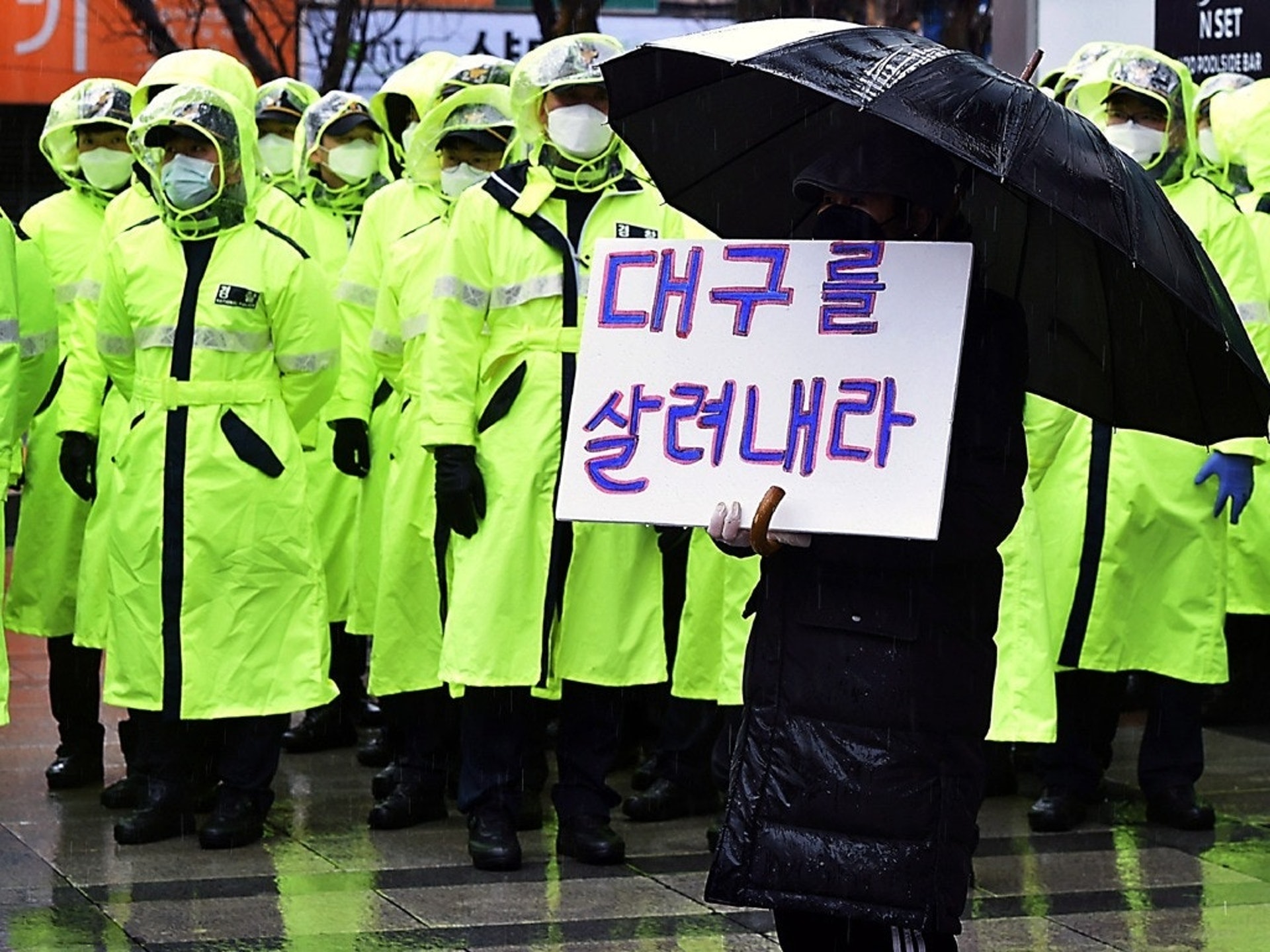 2月25日,韓國一名抗議者舉着標語譴責政府應對措施,牌子上寫着「救救大邱」。此前,韓國已將新冠疫情預警上調至最高級別。(AP) 2月25日,韓國一名抗議者舉着標語譴責政府應對措施,牌子上寫着「救救大邱」。此前,韓國已將新冠疫情預警上調至最高級別。(AP)