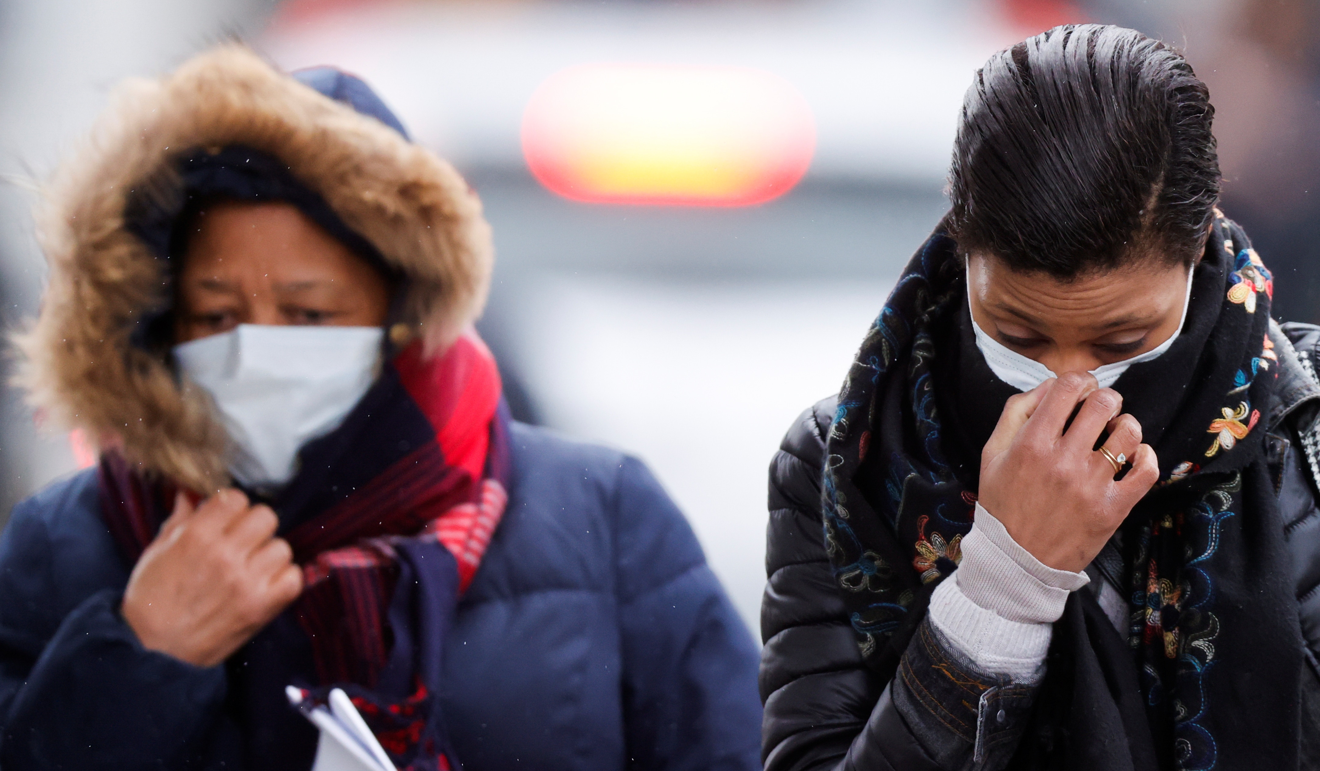 法國的新型冠狀病毒疫情持續發展，當地的確診人數增至38人。民眾外出時不忘戴上口罩。（Reuters）