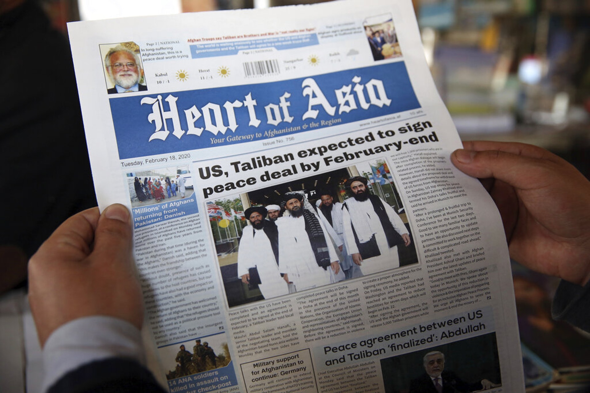 阿富汗報章2月22日報道和談最新消息。很多阿富汗人雖然期待和平降臨,但對協議的成效感到疑憂。(美聯社) 阿富汗報章2月22日報道和談最新消息。很多阿富汗人雖然期待和平降臨,但對協議的成效感到疑憂。(美聯社)