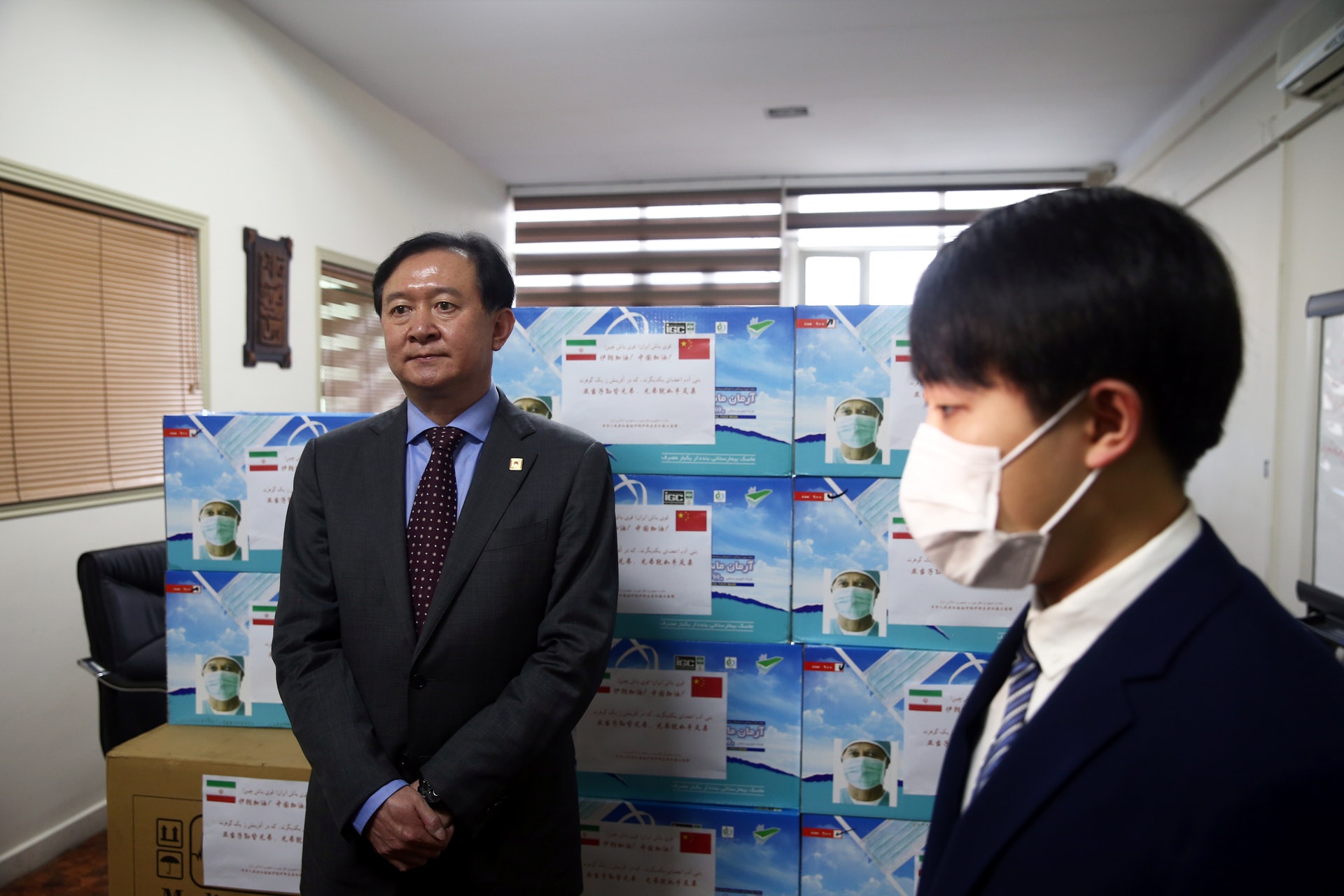 2月25日,中國駐伊朗大使常華代表中方向伊朗捐贈口罩物資(路透社) 2月25日,中國駐伊朗大使常華代表中方向伊朗捐贈口罩物資(路透社)