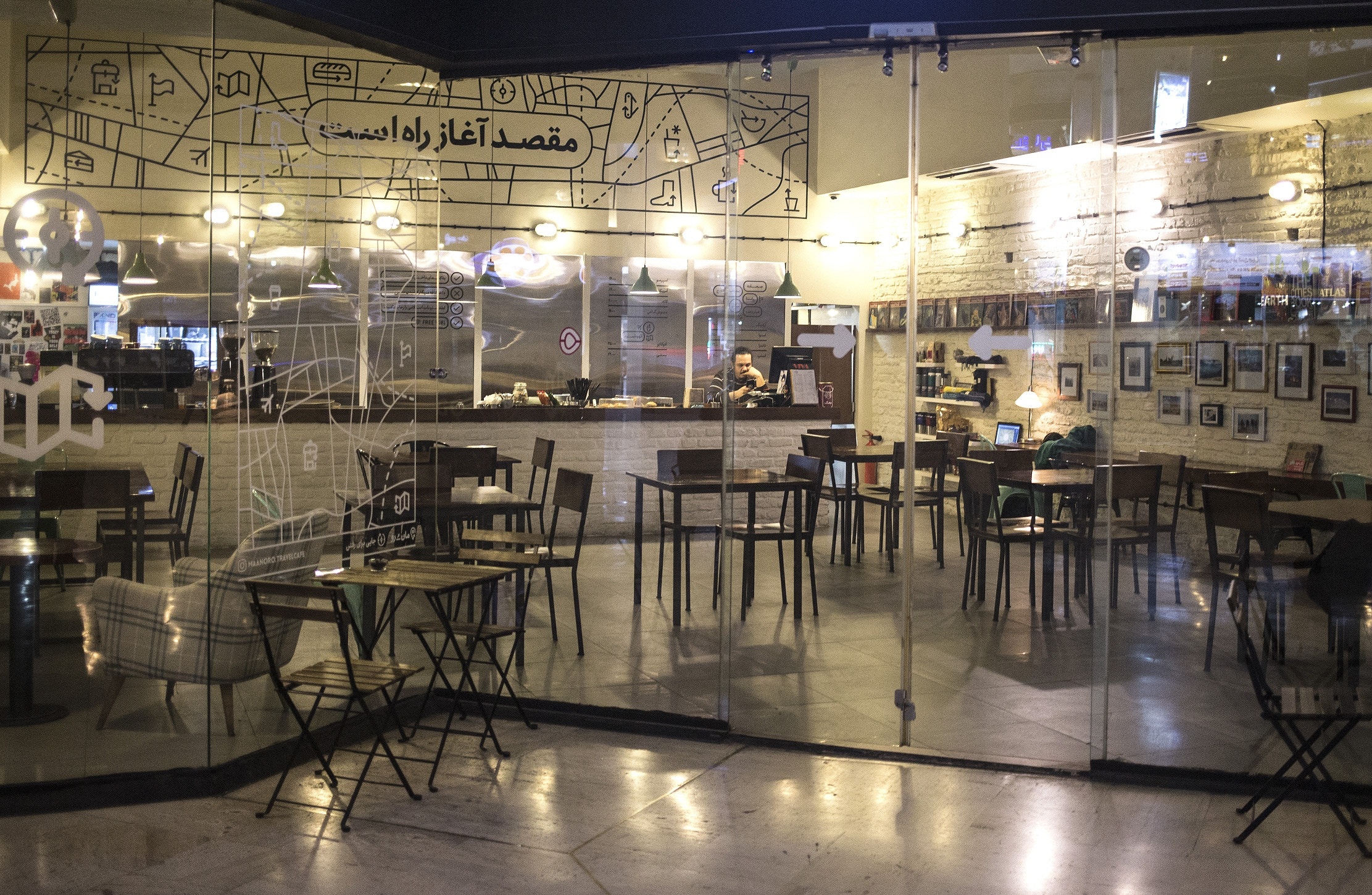 伊朗的確診個案愈來愈多後，2月27日，當地的餐廳顧客大減（路透社）