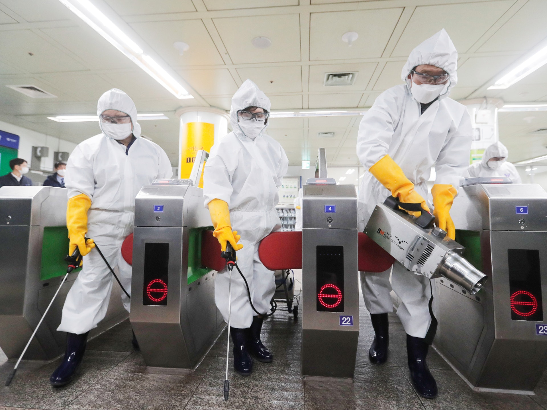 韓國2月28日出現首宗升降機感染個案、首宗二次感染個案和首宗囚犯感染個案。圖為身穿防護服裝的工作人員當天在首爾地鐵站噴灑消毒劑。(AP) 韓國2月28日出現首宗升降機感染個案、首宗二次感染個案和首宗囚犯感染個案。圖為身穿防護服裝的工作人員當天在首爾地鐵站噴灑消毒劑。(AP)