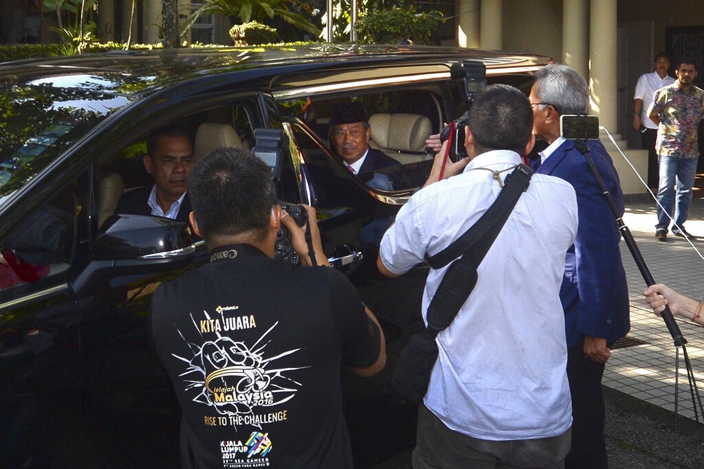 2月29日，慕尤丁坐車離開居所前往王宮（美聯社）