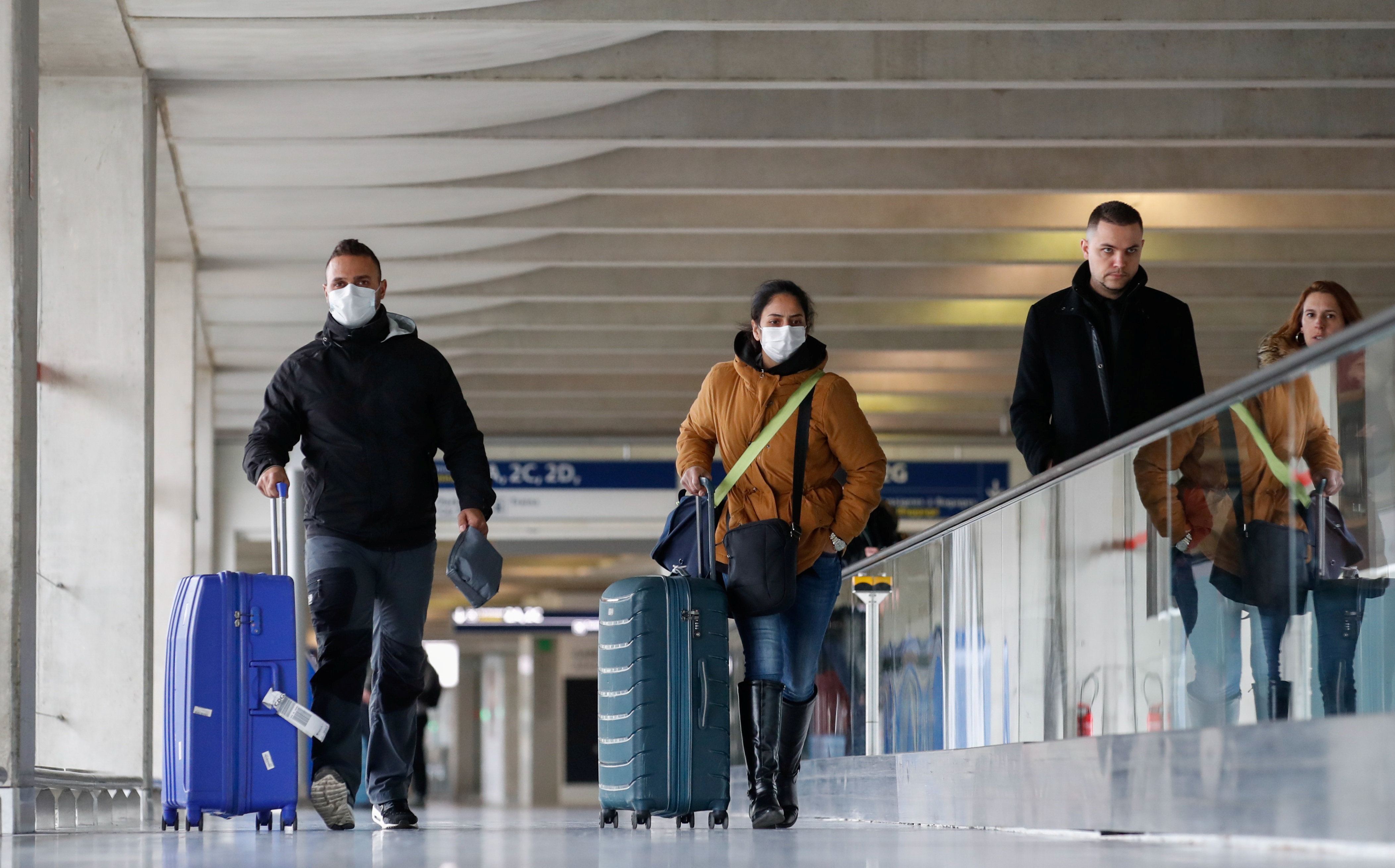 法國巴黎戴高樂機場有旅客戴上口罩，為個人衛生建立第一道防線。（Reuters）