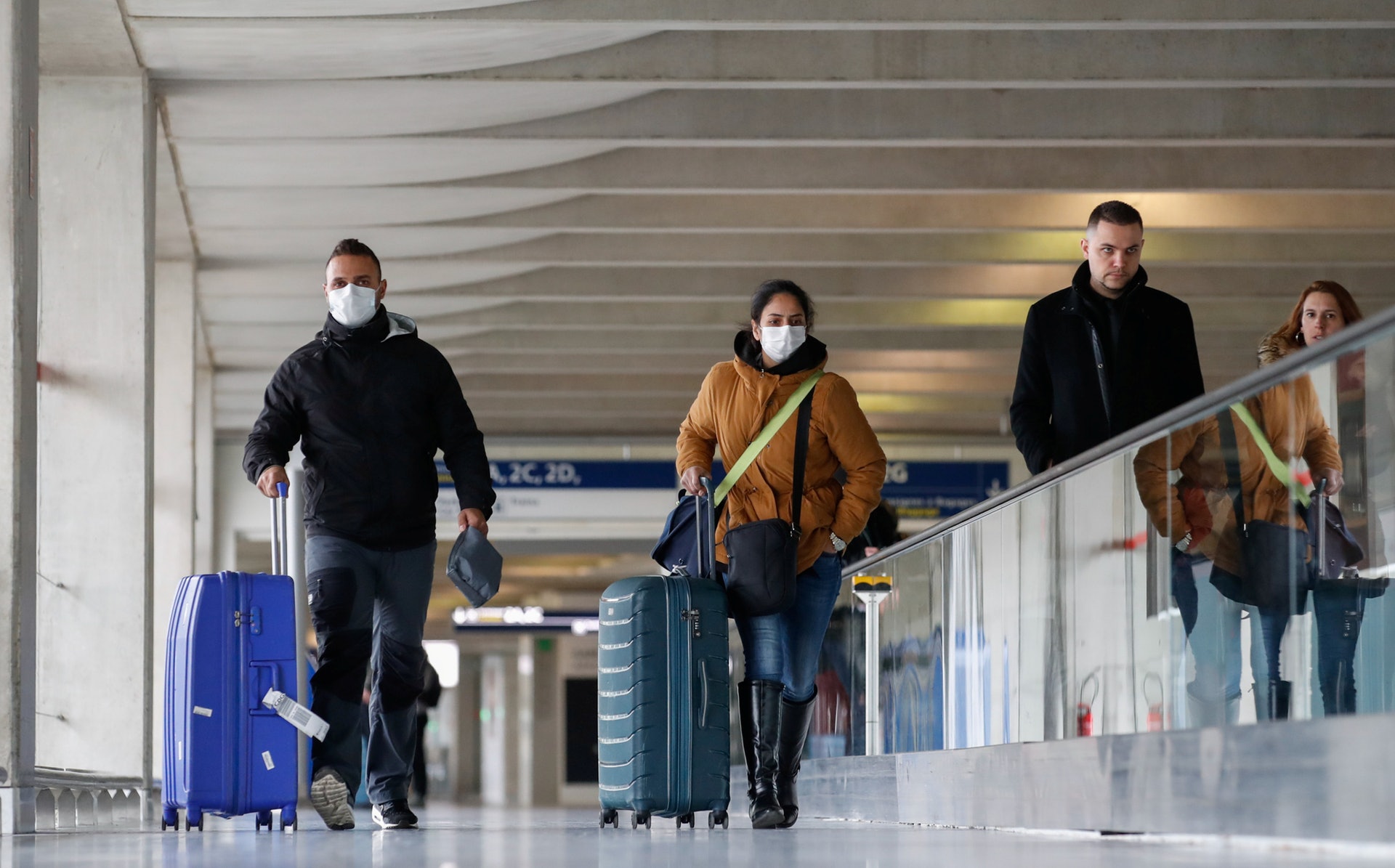法國巴黎戴高樂機場有旅客戴上口罩,為個人衛生建立第一道防線。(Reuters) 法國巴黎戴高樂機場有旅客戴上口罩,為個人衛生建立第一道防線。(Reuters)