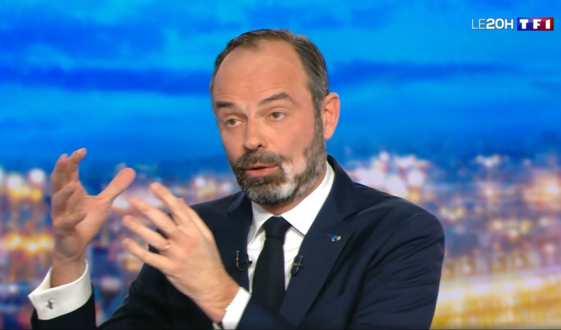 法國總理菲利普2月29日突然宣布，不經國會投票，強行通過改革草案。圖為他當日在法國電視頻道的錄影講話。（AFP）