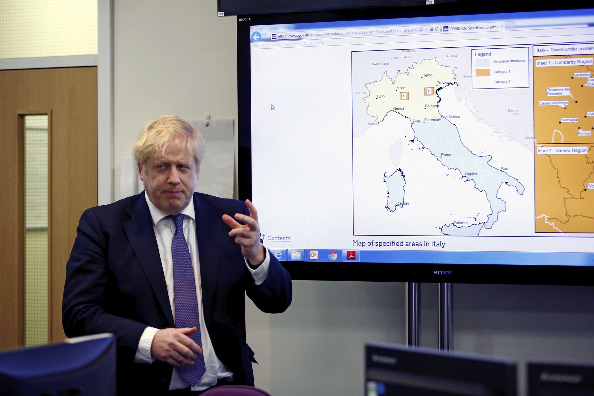 英國首相約翰遜將於3月2日就疫情召開內閣緊急應變小組會議(COBRA)。圖為2020年3月1日,約翰遜前往英國公共衛生部(Public Health England)國家感染服務部(National Infection Service)的指揮中心。(綜合報道) 英國首相約翰遜將於3月2日就疫情召開內閣緊急應變小組會議(COBRA)。圖為2020年3月1日,約翰遜前往英國公共衛生部(Public Health England)國家感染服務部(National Infection Service)的指揮中心。(綜合報道)