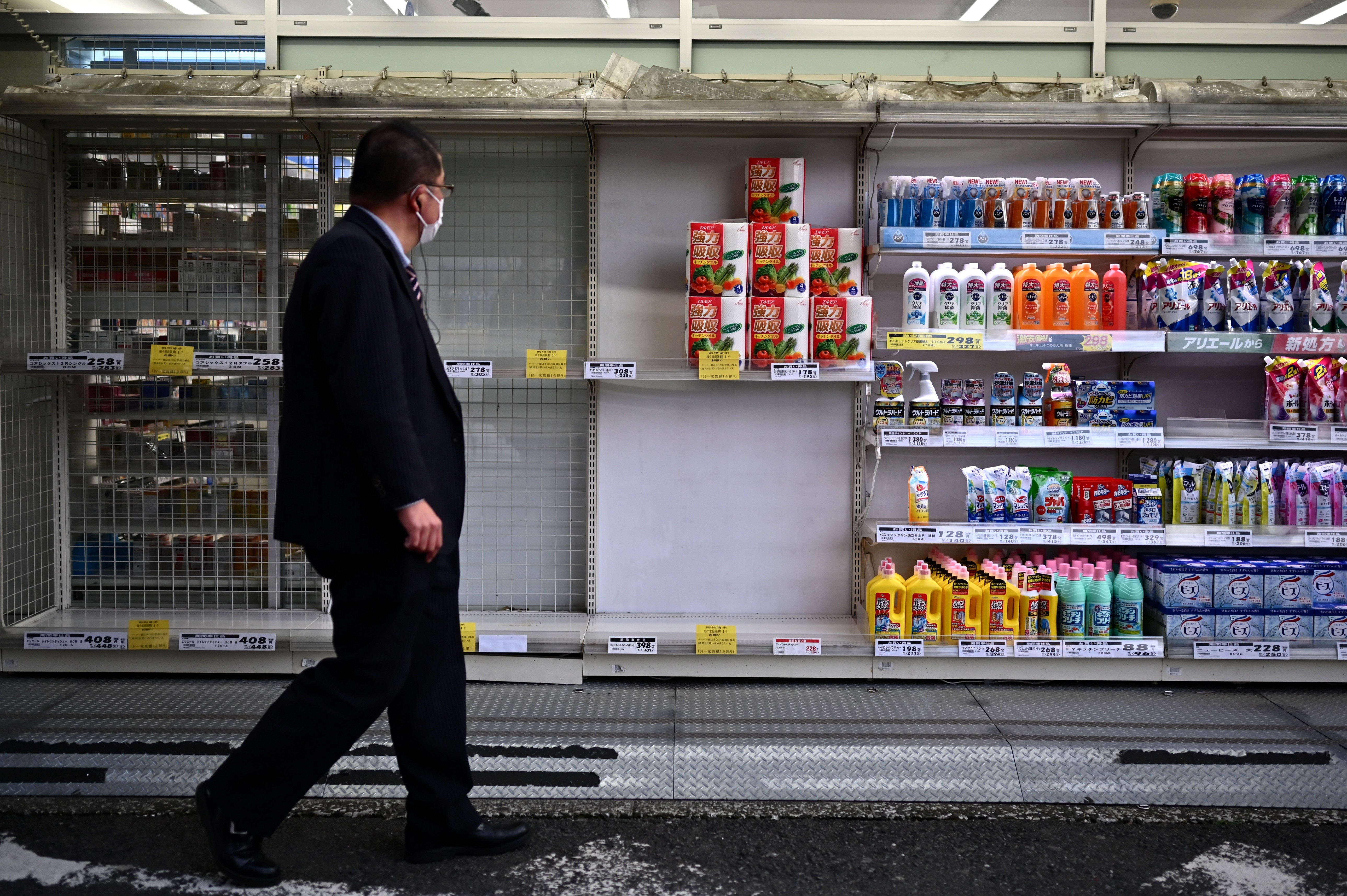 新冠肺炎疫情持續，有網民在網上散布謠言，導致人民搶購廁紙。（Getty）