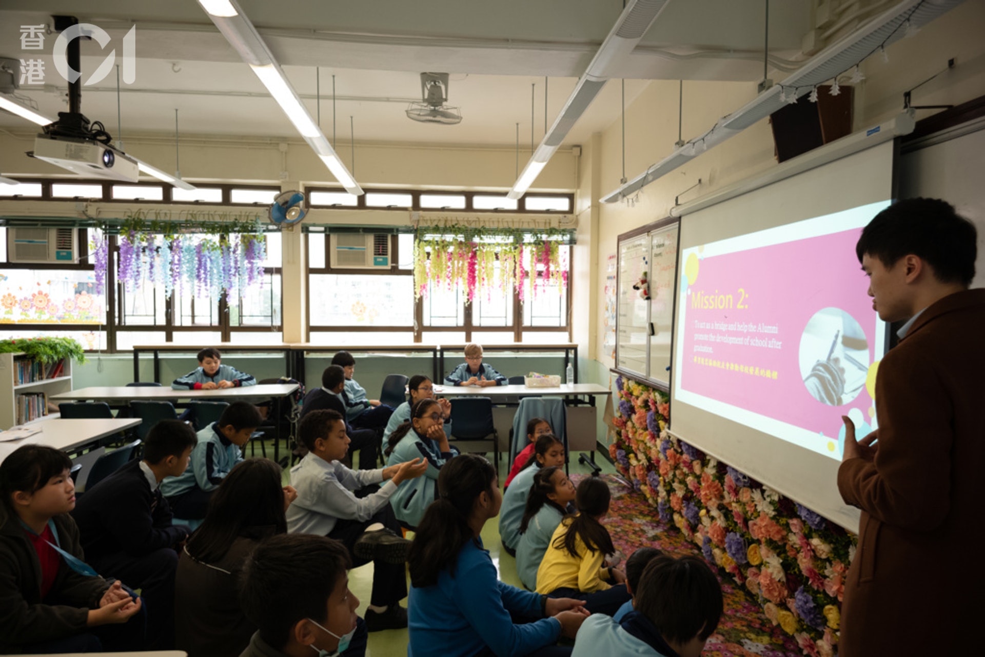 改造後的課室設有不同區域,桌椅可靈活變動,學生可自行選擇學習方式。(高仲明攝) 改造後的課室設有不同區域,桌椅可靈活變動,學生可自行選擇學習方式。(高仲明攝)