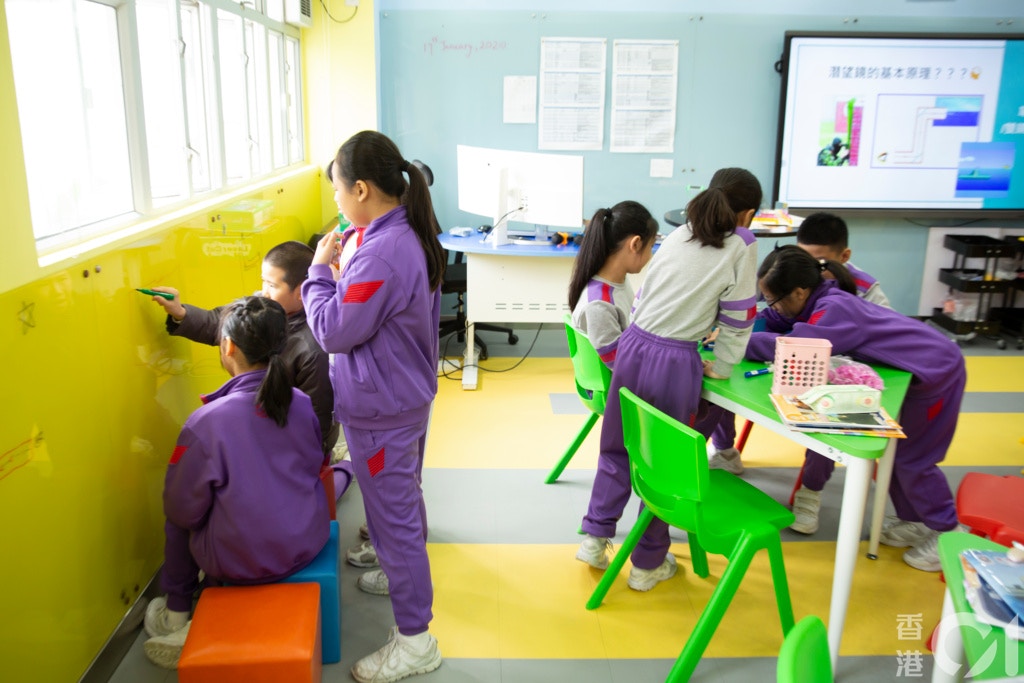 改造後的課室設有不同區域，桌椅可靈活變動，學生可自行選擇學習方式。（龔嘉盛攝）