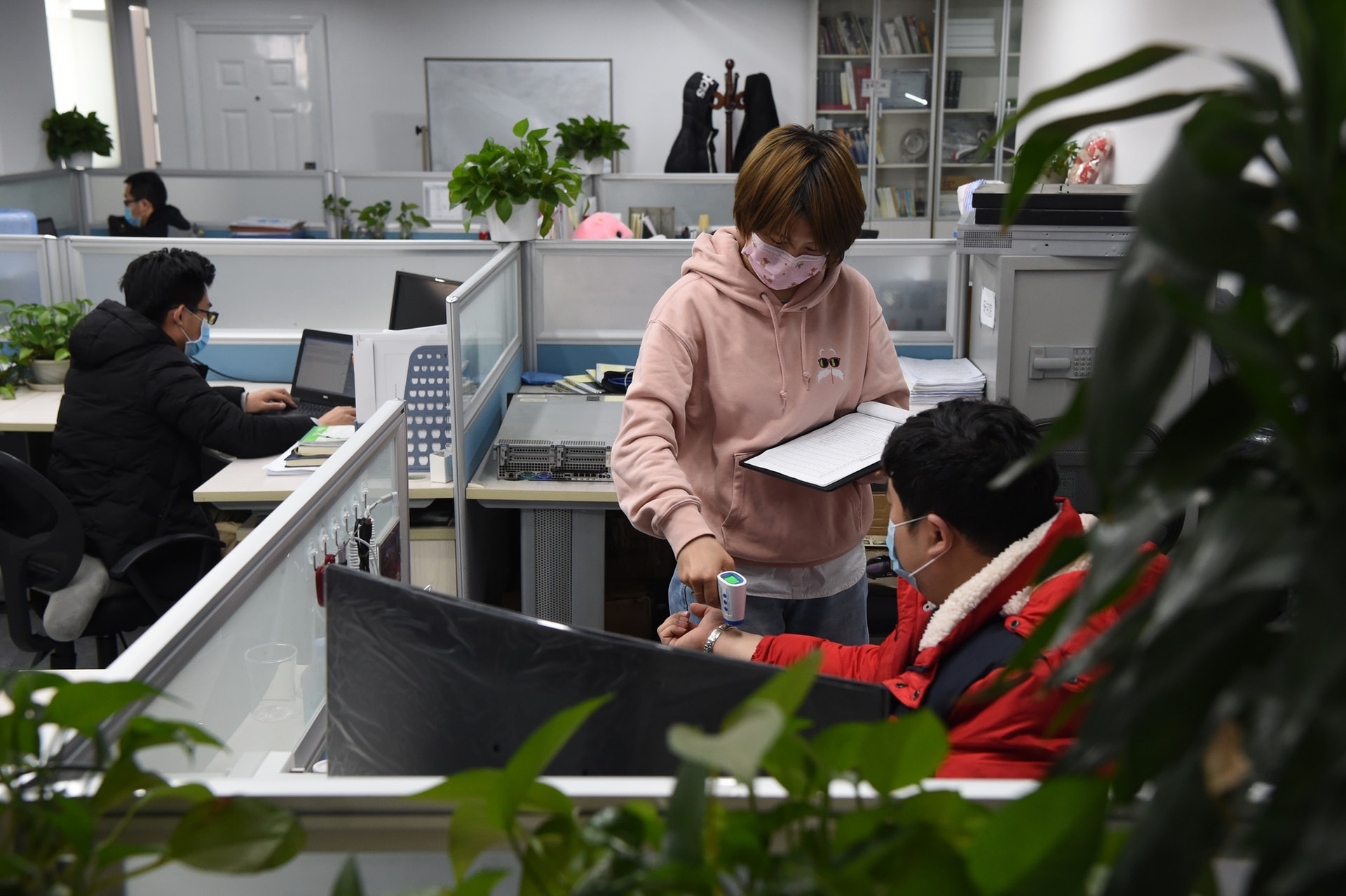 報道稱有辦公企業為使用電量達標,會長開冷氣以提升復工率。(中新社) 報道稱有辦公企業為使用電量達標,會長開冷氣以提升復工率。(中新社)