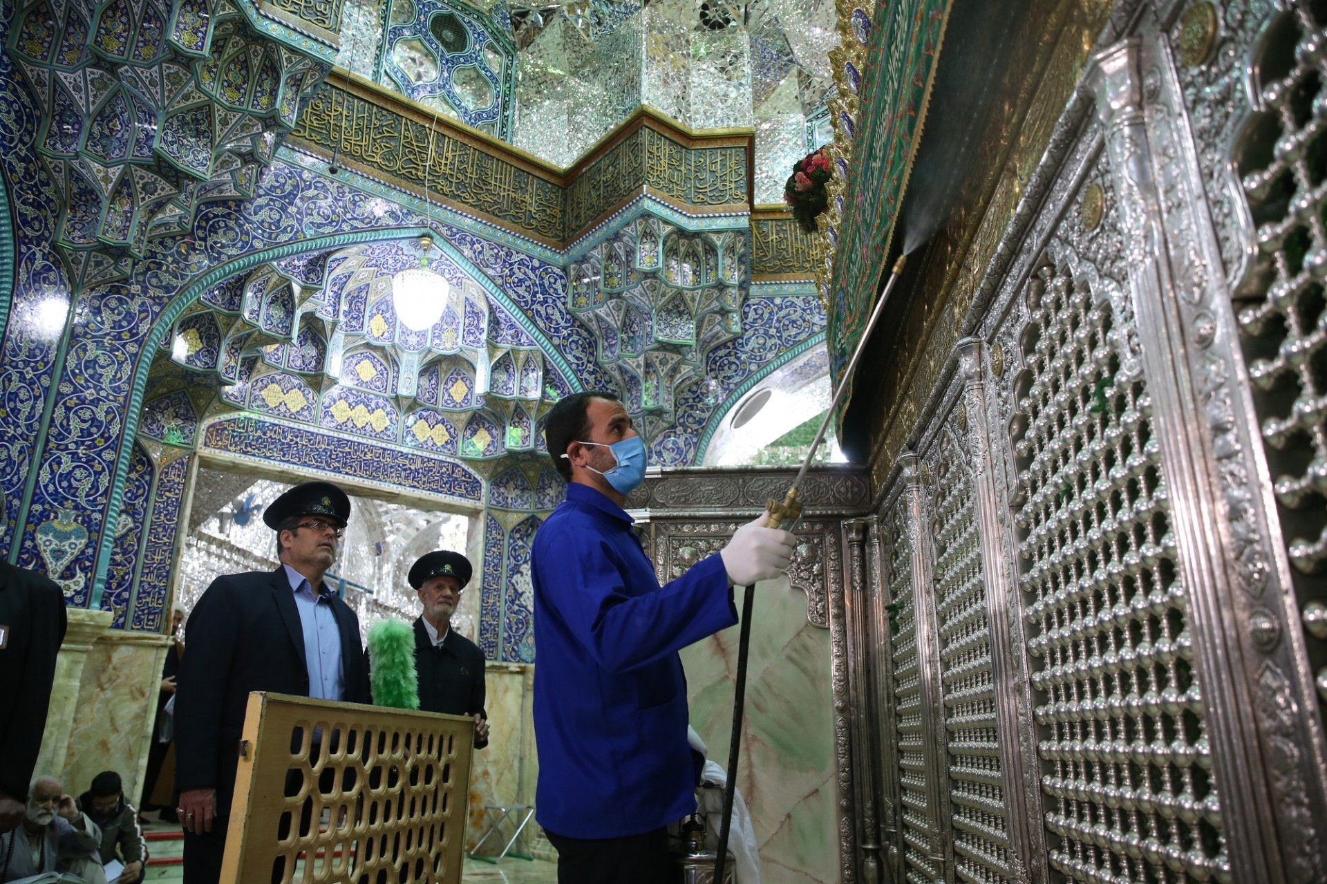2020年2月25日，在伊朗聖城庫姆（Qom），工作人員在一家寺廟裏進行消毒工作。（Mehdi Marizad／Fars News Agency／法新社）